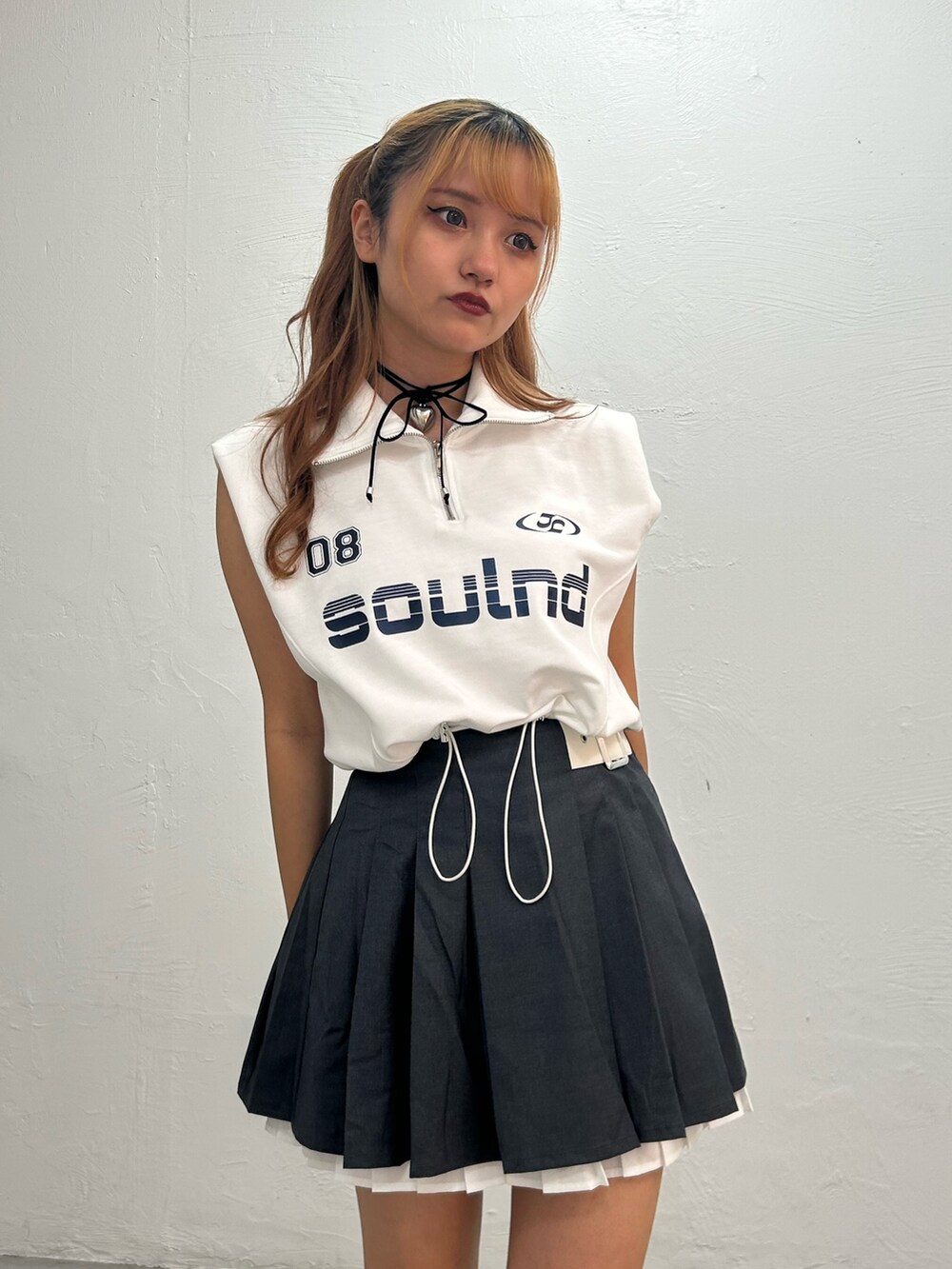 ホワイト系のTシャツ/カットソー、グレー系のスカート、ブラック系のチョーカーを着用したレディースの夏コーディネートの4枚目の写真