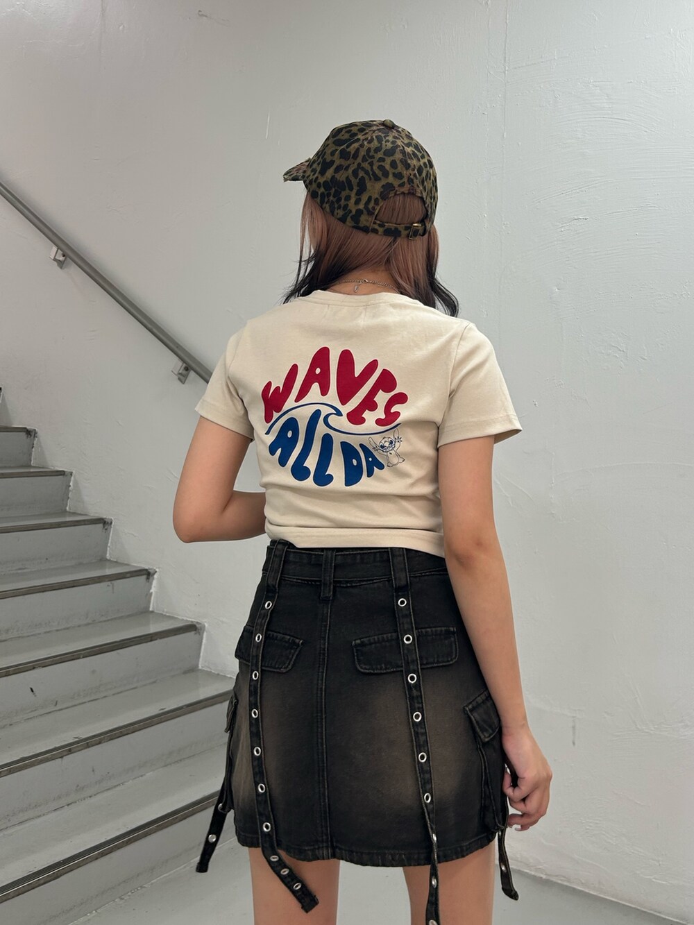 ホワイト系のTシャツ/カットソー、ブラック系のスカート、ブラック系のブーツを着用したレディースの夏コーディネートの6枚目の写真