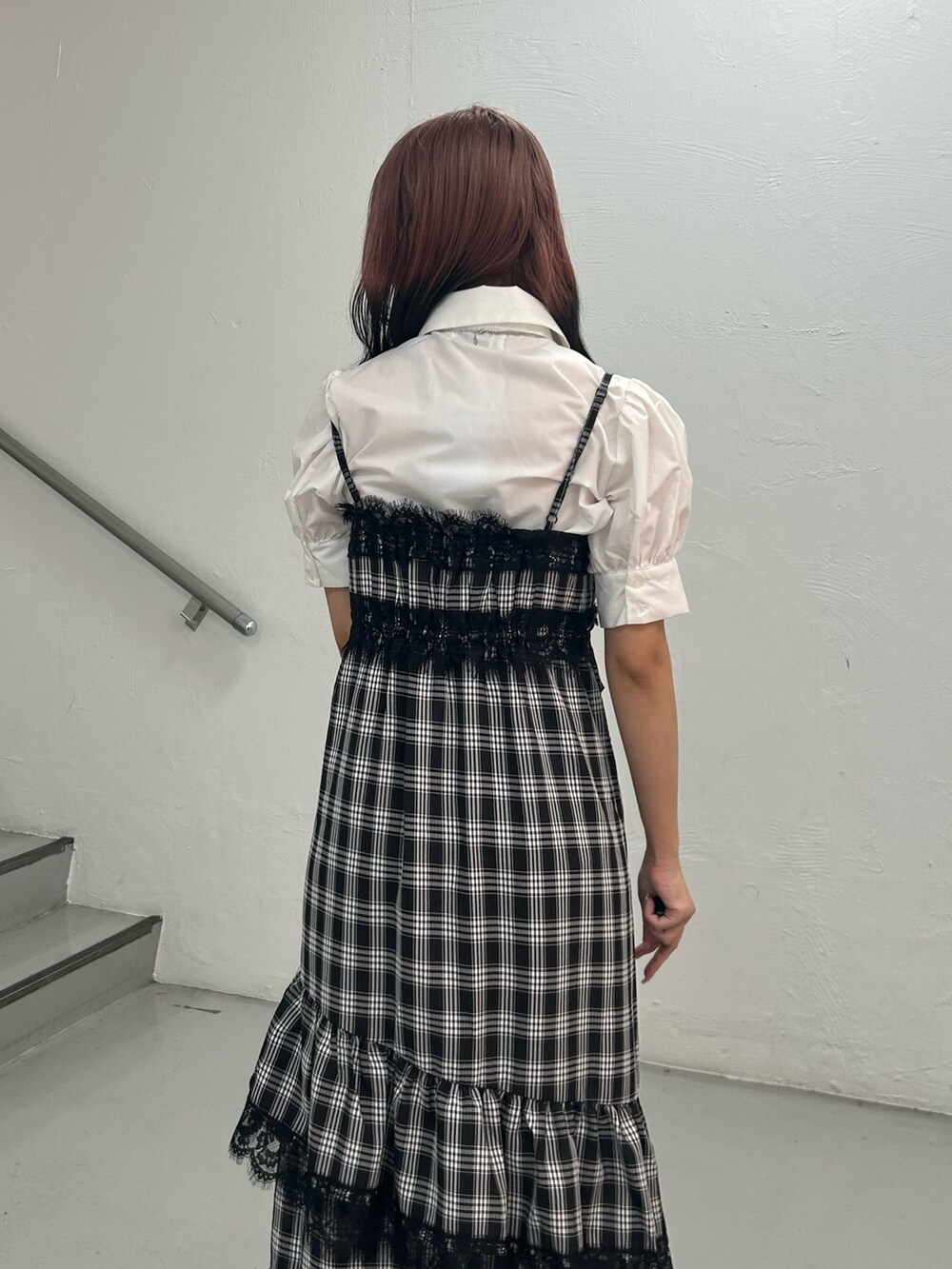 ホワイト系のシャツ/ブラウス、ブラック系のワンピース、シルバー系のネックレスを着用したレディースの夏コーディネートの6枚目の写真