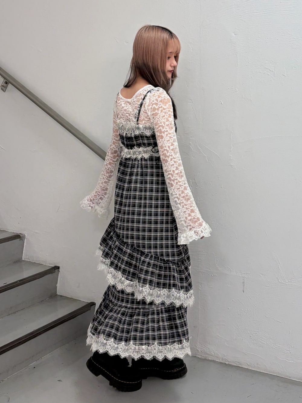 グレー系のワンピース、ホワイト系のTシャツ/カットソーを着用したレディースの春コーディネートの2枚目の写真