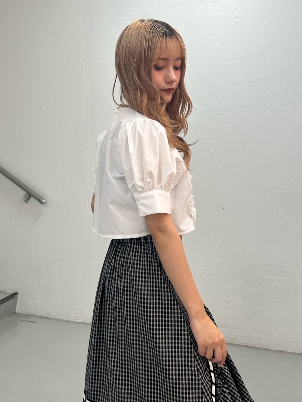 ホワイト系のシャツ/ブラウス、ブラック系のスカート、ホワイト系のネックレスを着用したレディースの夏コーディネートの5枚目の写真