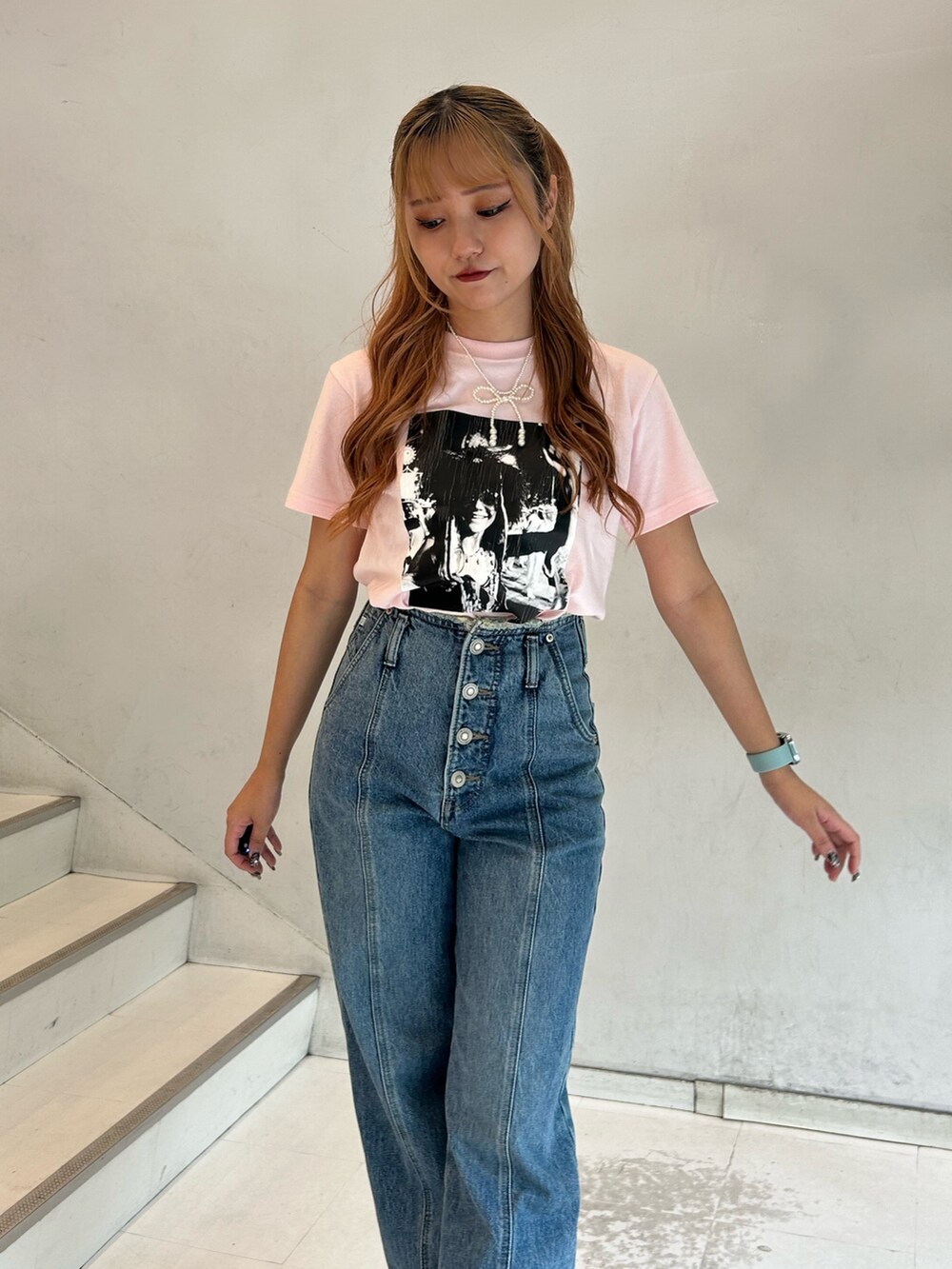 ピンク系のTシャツ/カットソー、ブルー系のデニムパンツ、ホワイト系のネックレスを着用したレディースの夏コーディネートの4枚目の写真