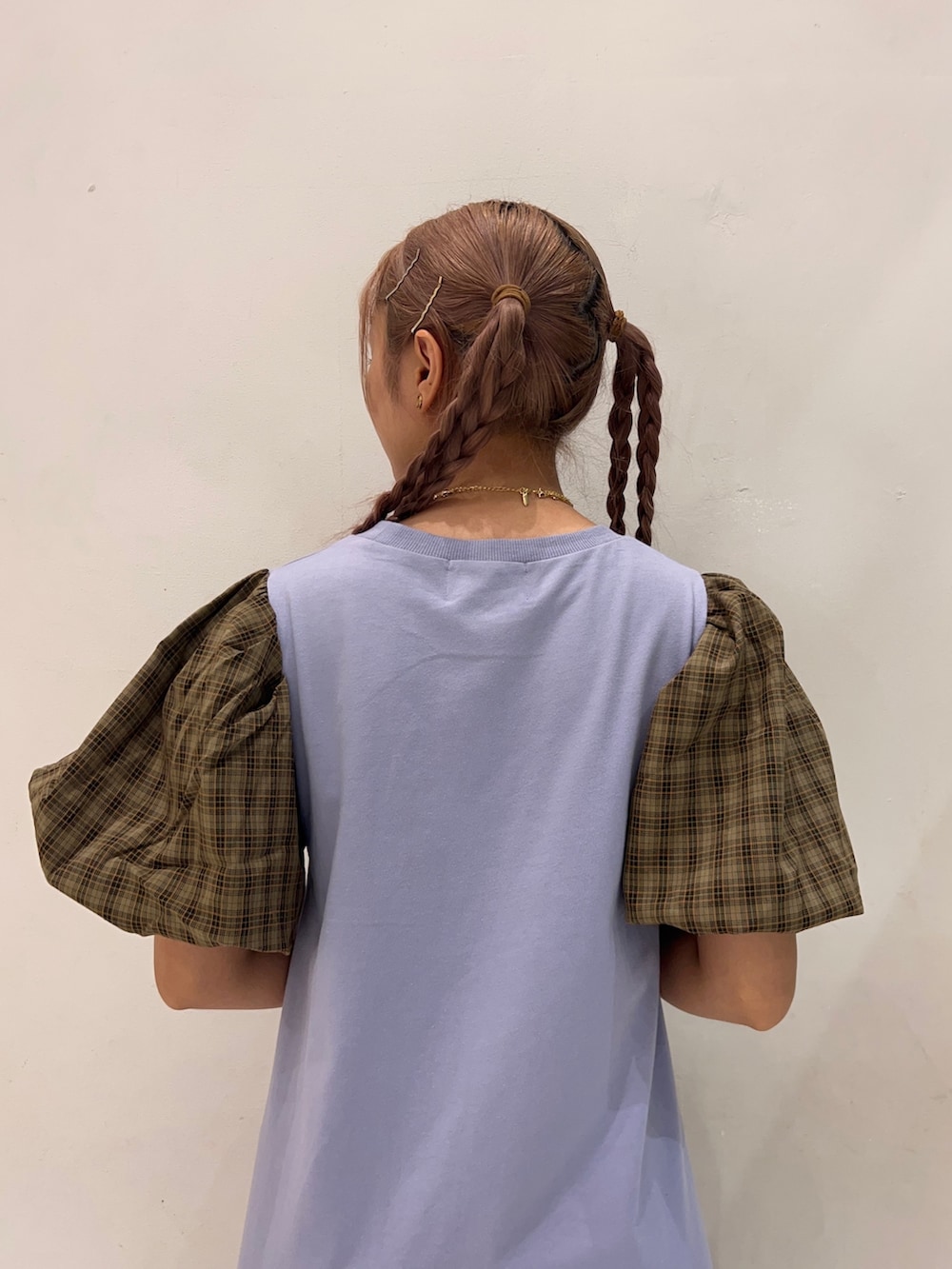 パープル系のワンピース、ホワイト系のブーツ、ゴールド系のネックレスを着用したレディースの夏コーディネートの5枚目の写真