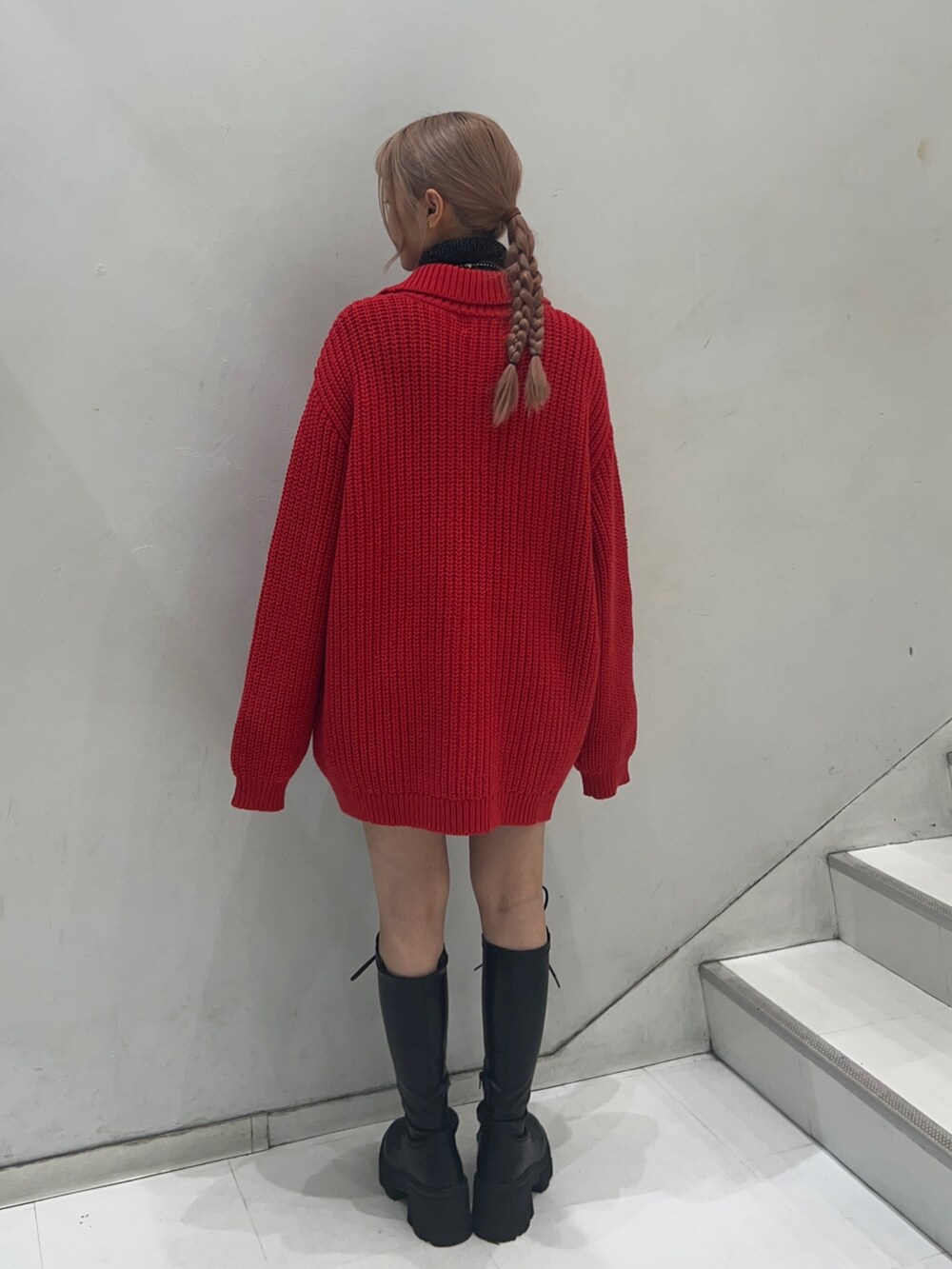 レッド系のカーディガン/ボレロ、その他のニット/セーター、ブラック系のブーツを着用したレディースの秋コーディネートの3枚目の写真