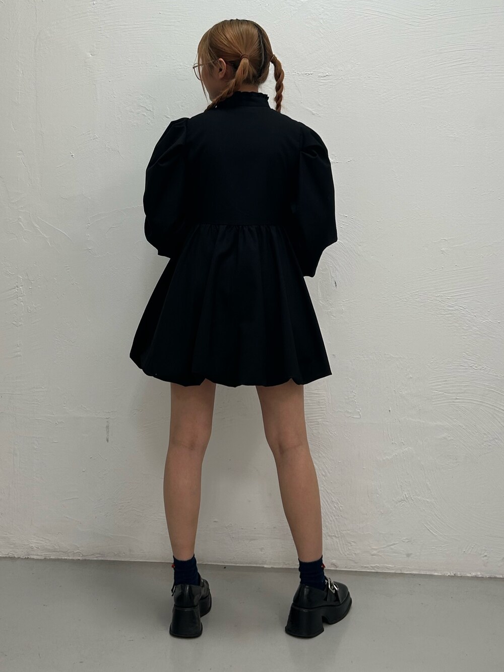 ブラック系のワンピース、ゴールド系のブレスレット、ゴールド系のサングラスを着用したレディースの夏コーディネートの3枚目の写真