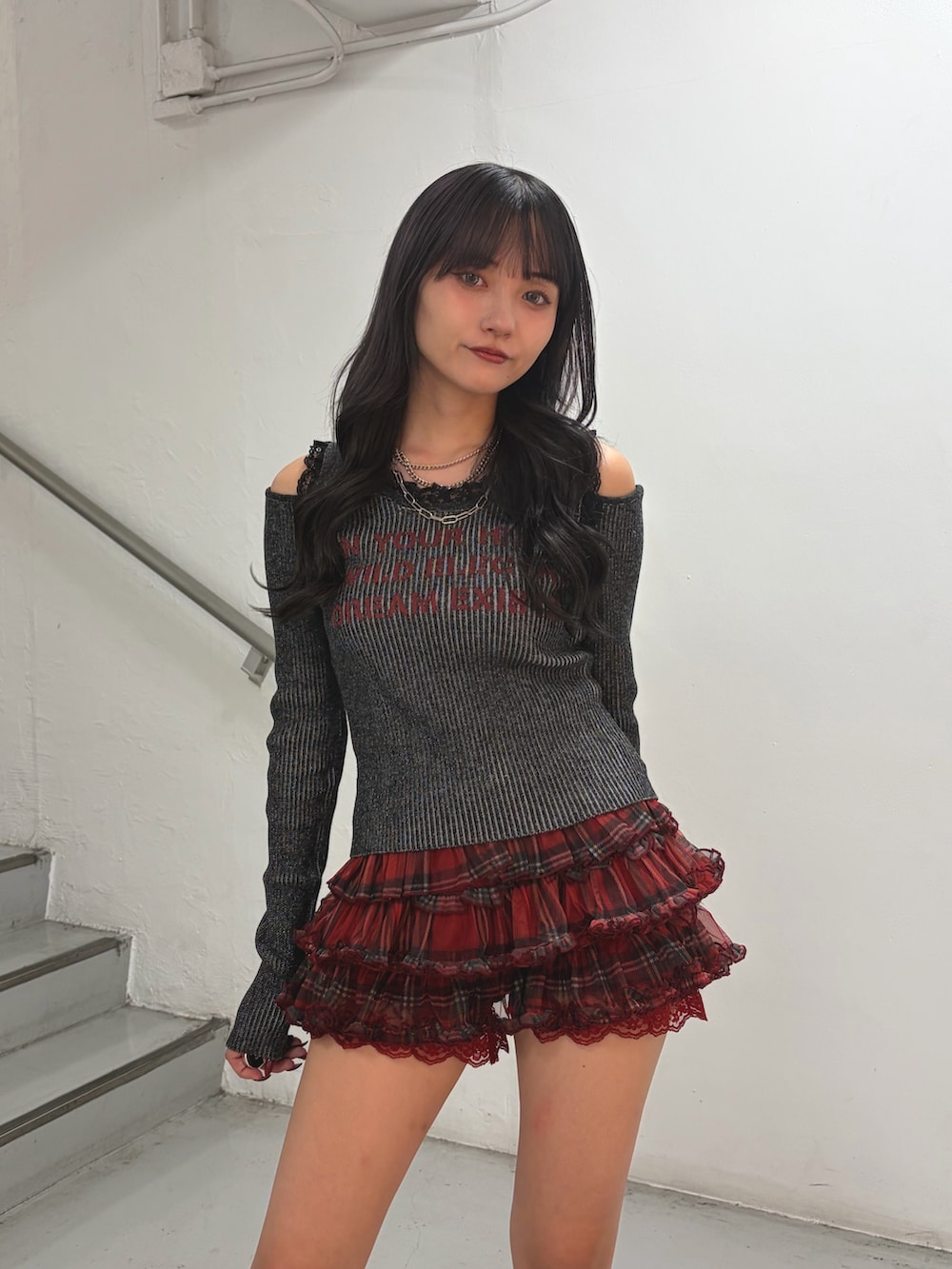 ブラック系のニット/セーター、レッド系のその他パンツ、シルバー系のネックレスを着用したレディースの秋コーディネートの5枚目の写真