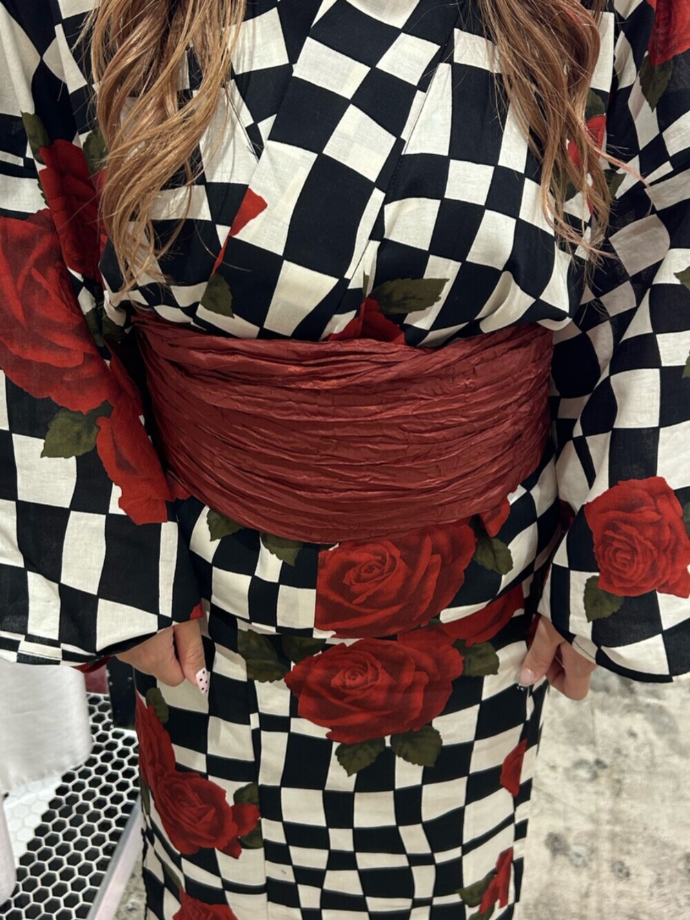 レッド系の浴衣を着用したレディースの夏コーディネートの7枚目の写真