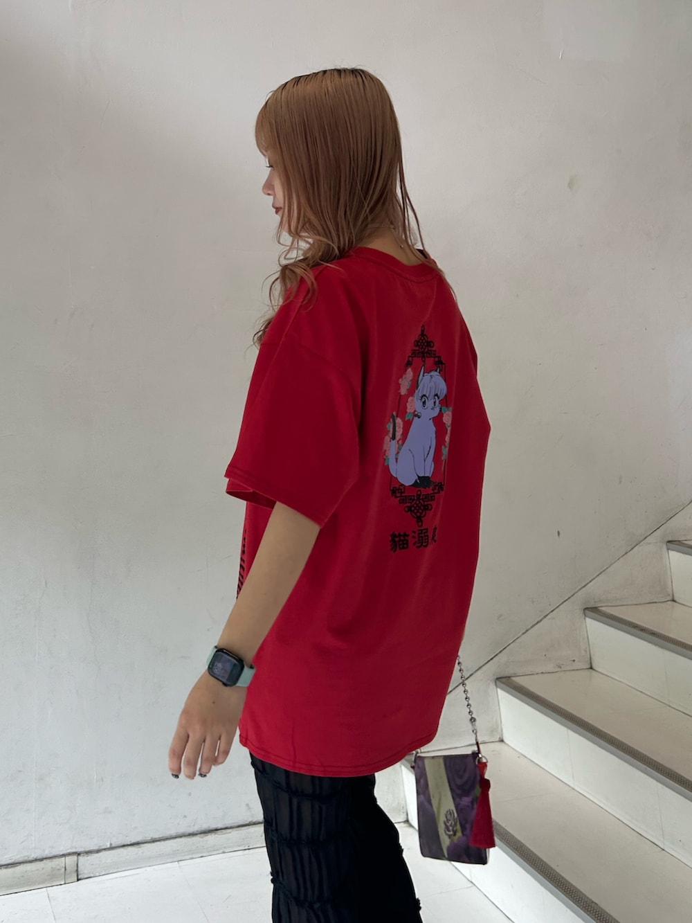 レッド系のTシャツ/カットソー、レッド系のハンドバッグ、ブラック系のその他パンツを着用したレディースの夏コーディネートの5枚目の写真