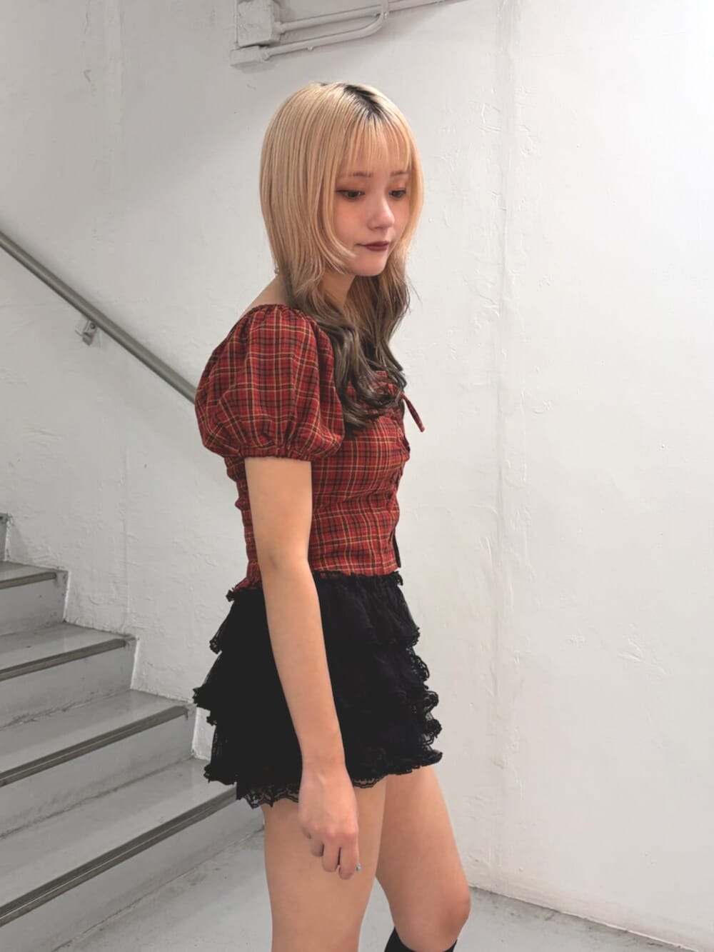 レッド系のシャツ/ブラウス、ブラック系のその他パンツ、ブラック系のネックレスを着用したレディースの夏コーディネートの5枚目の写真
