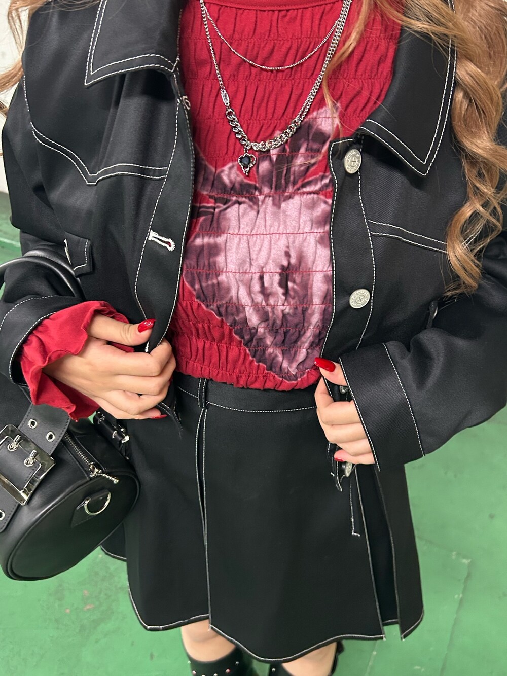 ブラック系のワンピース、レッド系のTシャツ/カットソー、ブラック系のボストンバッグを着用したレディースの春コーディネートの7枚目の写真