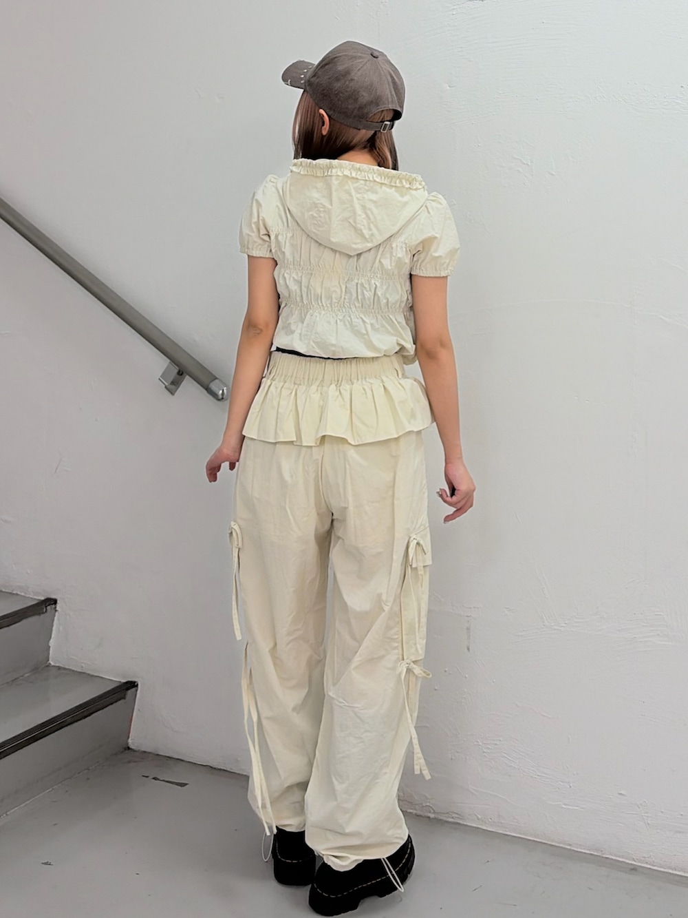 ホワイト系のその他トップス、ホワイト系のその他パンツ、ブラウン系のキャップを着用したレディースの春コーディネートの3枚目の写真