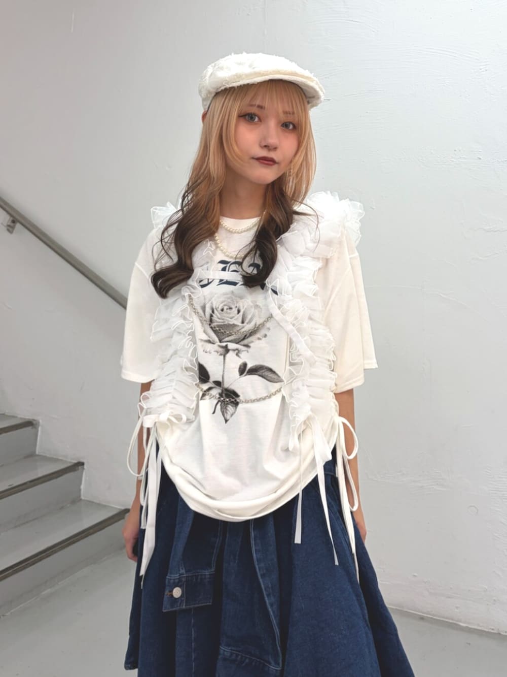 ホワイト系のTシャツ/カットソー、ブルー系のスカート、ホワイト系のベルトを着用したレディースの夏コーディネートの5枚目の写真