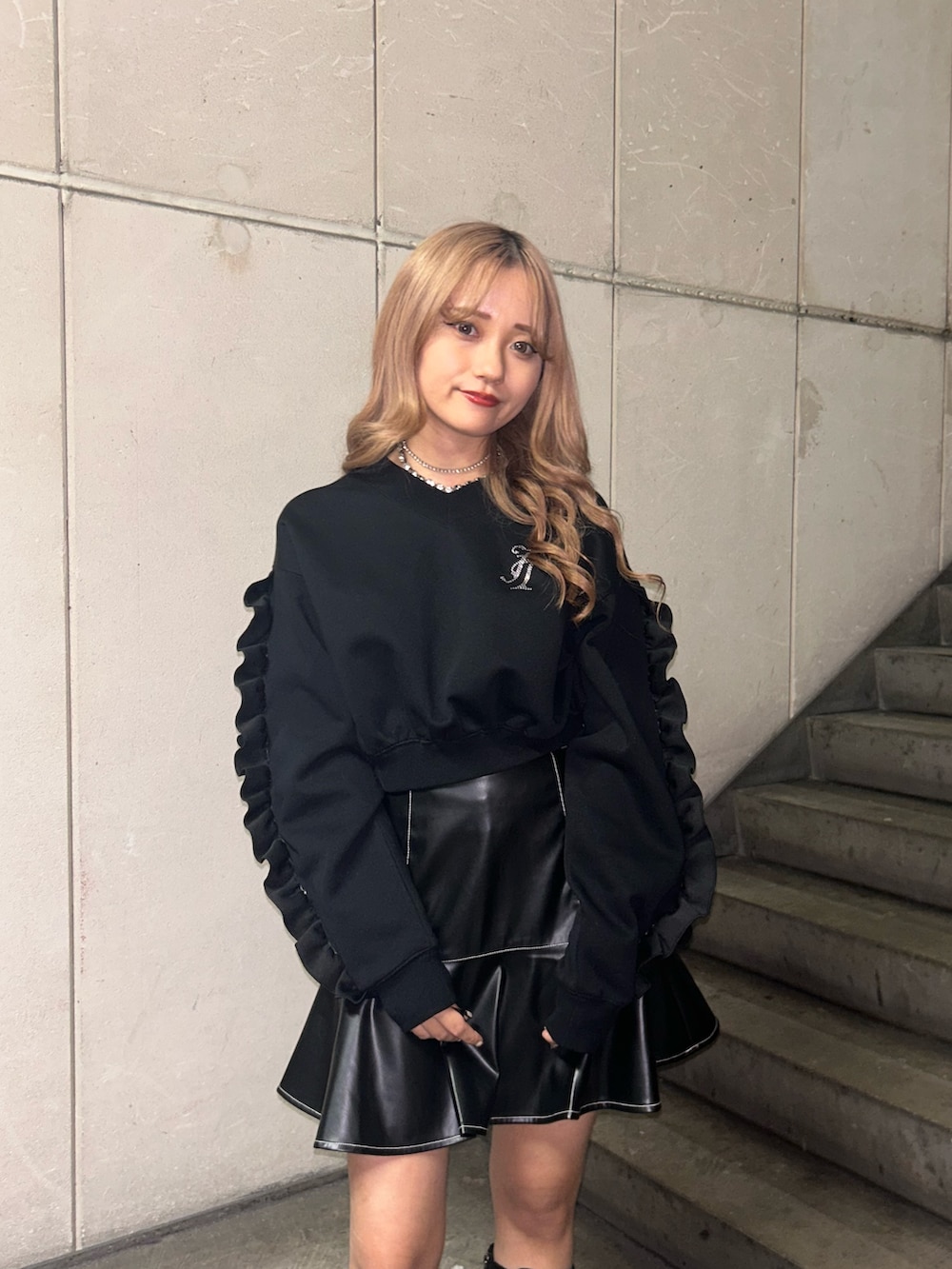 「jouetieのラインストーンフリルプルオーバー（スウェット、ブラック系）」を使った、HONOKAさん（レディース・157cm）の冬コーディネートの4枚目の写真