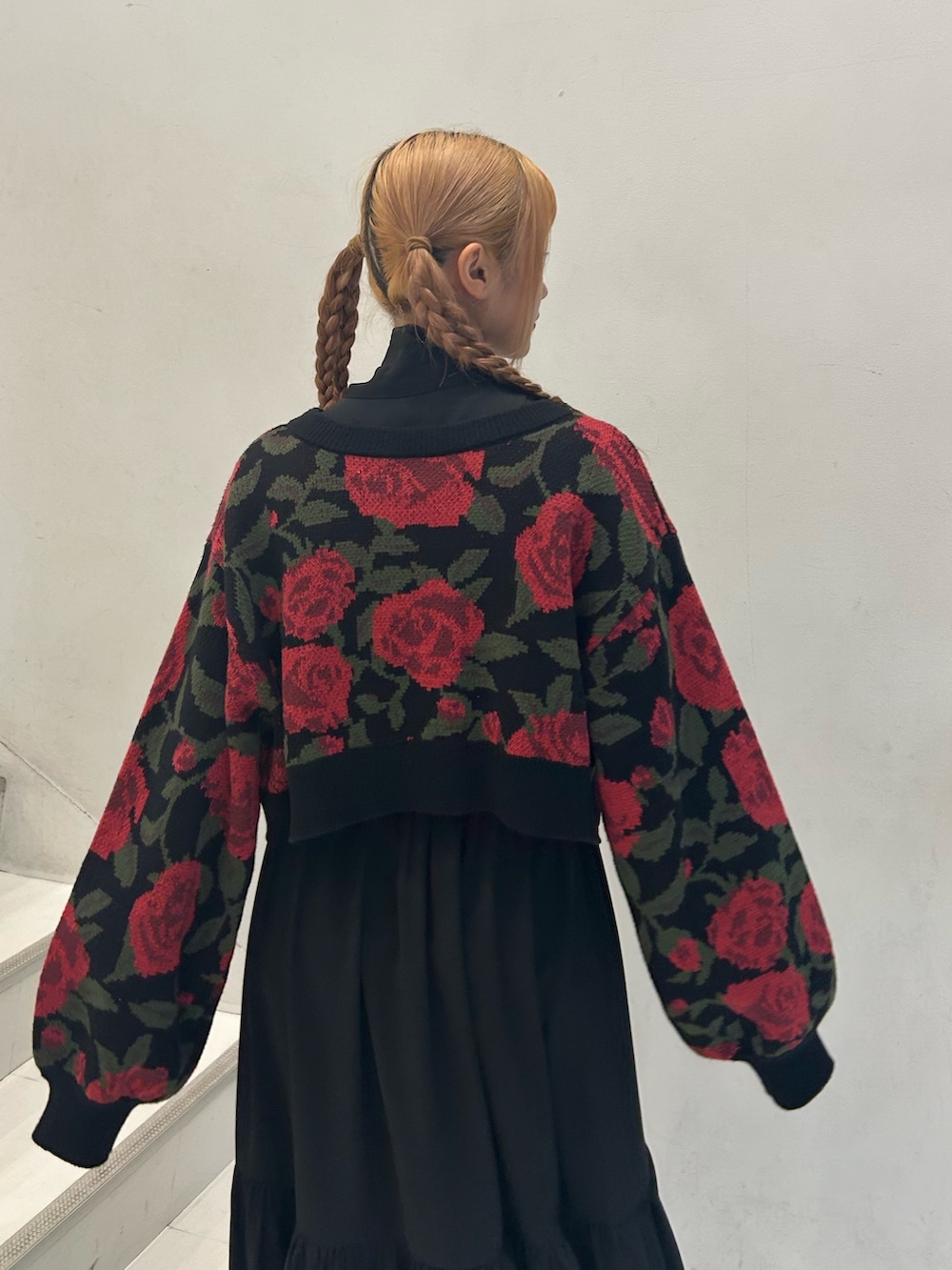 ブラック系のカーディガン/ボレロ、ブラック系のワンピースを着用したレディースの春コーディネートの6枚目の写真