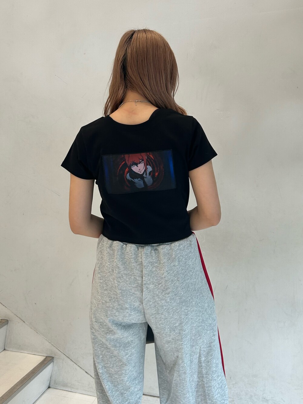 ブラック系のTシャツ/カットソー、グレー系のスウェットパンツ、ブラック系のボストンバッグを着用したレディースの春コーディネートの6枚目の写真