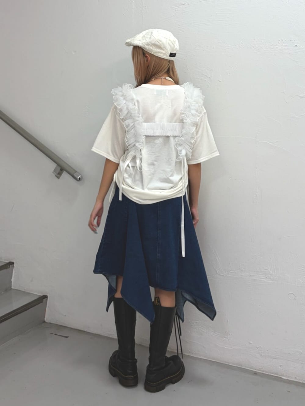 ホワイト系のTシャツ/カットソー、ブルー系のスカート、ホワイト系のベルトを着用したレディースの夏コーディネートの3枚目の写真