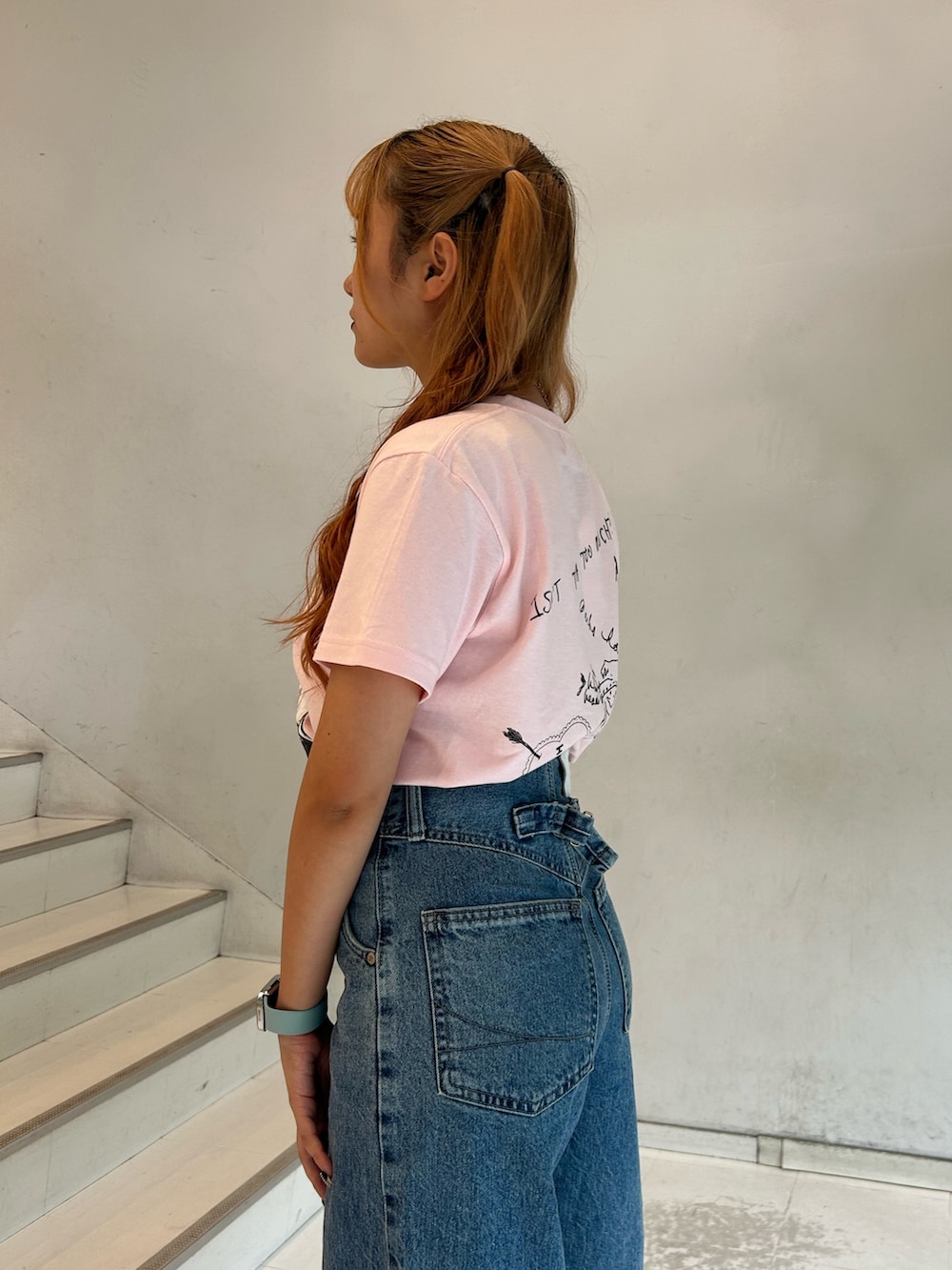 ピンク系のTシャツ/カットソー、ブルー系のデニムパンツ、ホワイト系のネックレスを着用したレディースの夏コーディネートの6枚目の写真