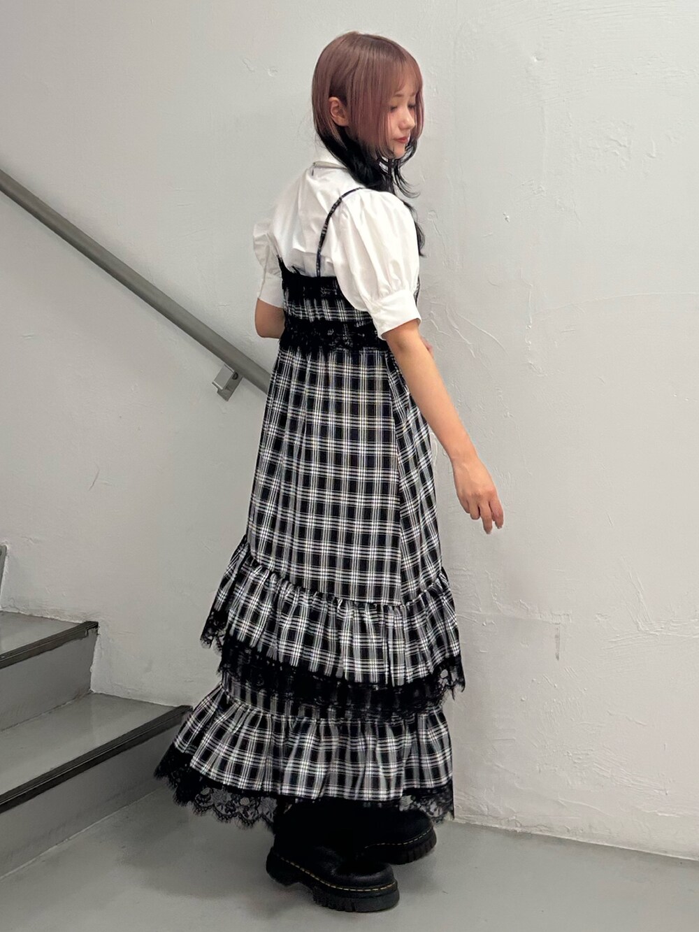 ホワイト系のシャツ/ブラウス、ブラック系のワンピース、シルバー系のネックレスを着用したレディースの夏コーディネートの2枚目の写真