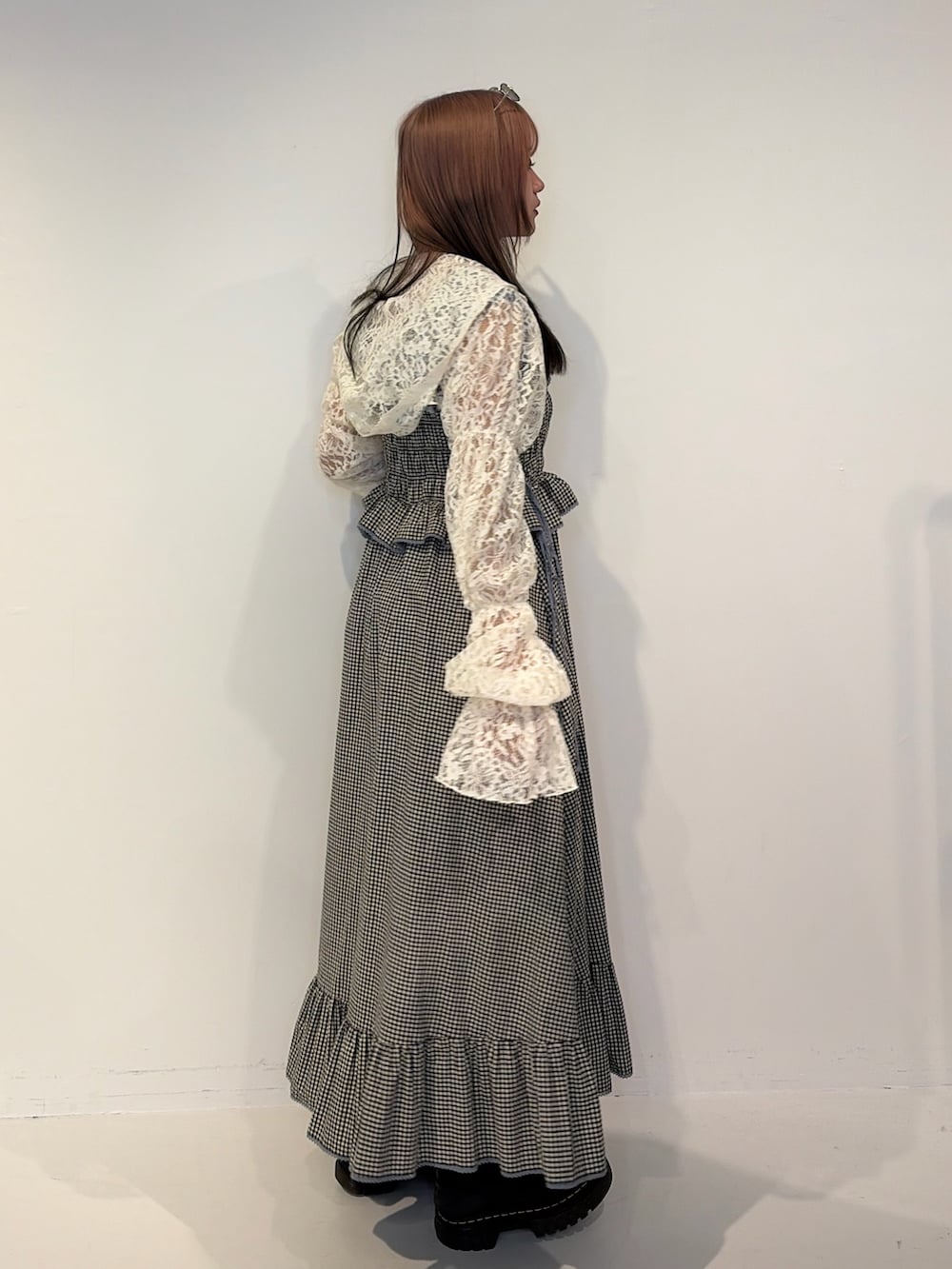 ホワイト系のカーディガン/ボレロ、ブラック系のワンピースを着用したレディースの春コーディネートの2枚目の写真