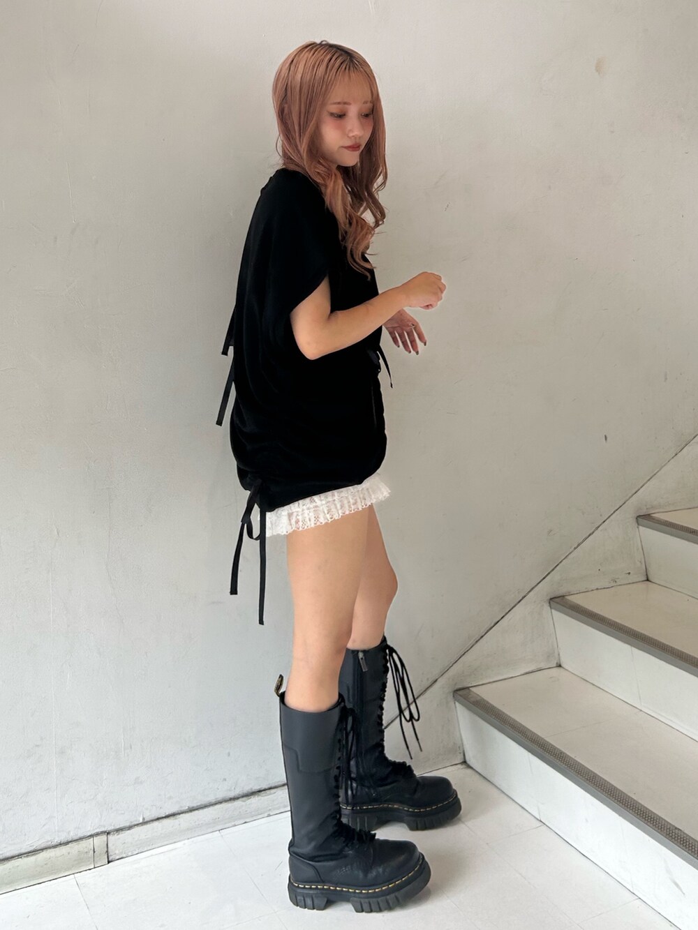 ブラック系のTシャツ/カットソー、ホワイト系のその他パンツ、ゴールド系のチョーカーを着用したレディースの春コーディネートの2枚目の写真