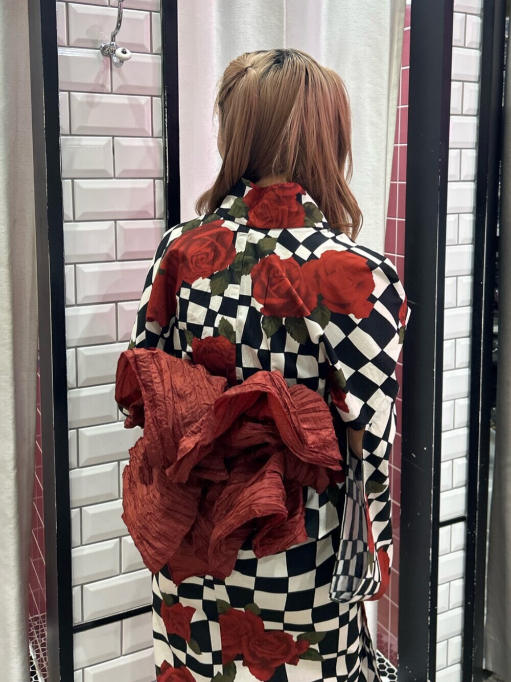 レッド系の浴衣を着用したレディースの夏コーディネートの6枚目の写真