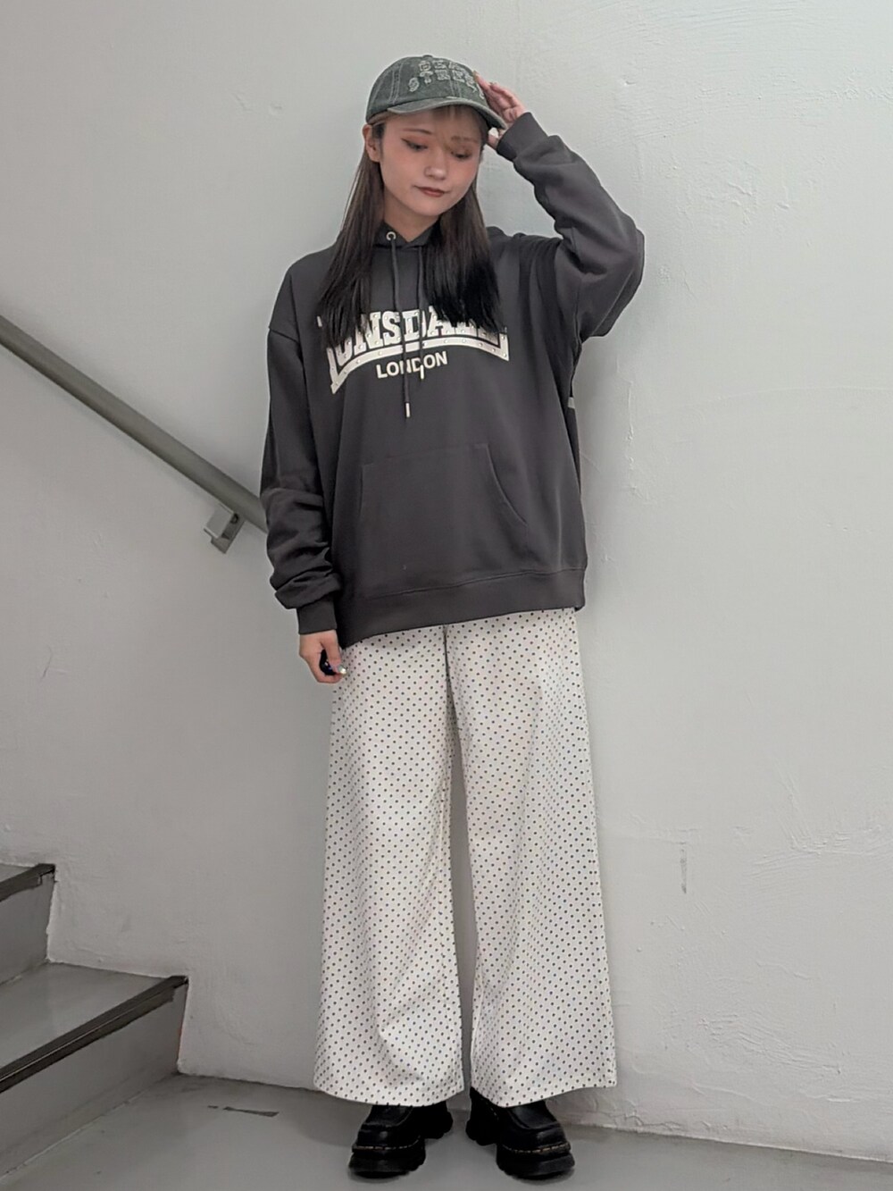 ブラック系のパーカー、ホワイト系のスウェットパンツ、ベージュ系のキャップを着用したレディースの春コーディネートの4枚目の写真