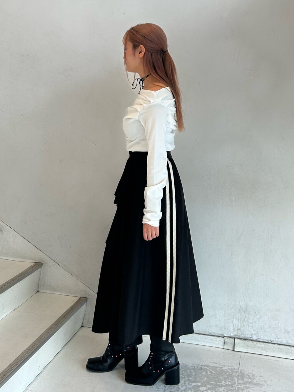 ホワイト系のTシャツ/カットソー、ブラック系のスカート、ブラック系のハンドバッグを着用したレディースの春コーディネートの3枚目の写真