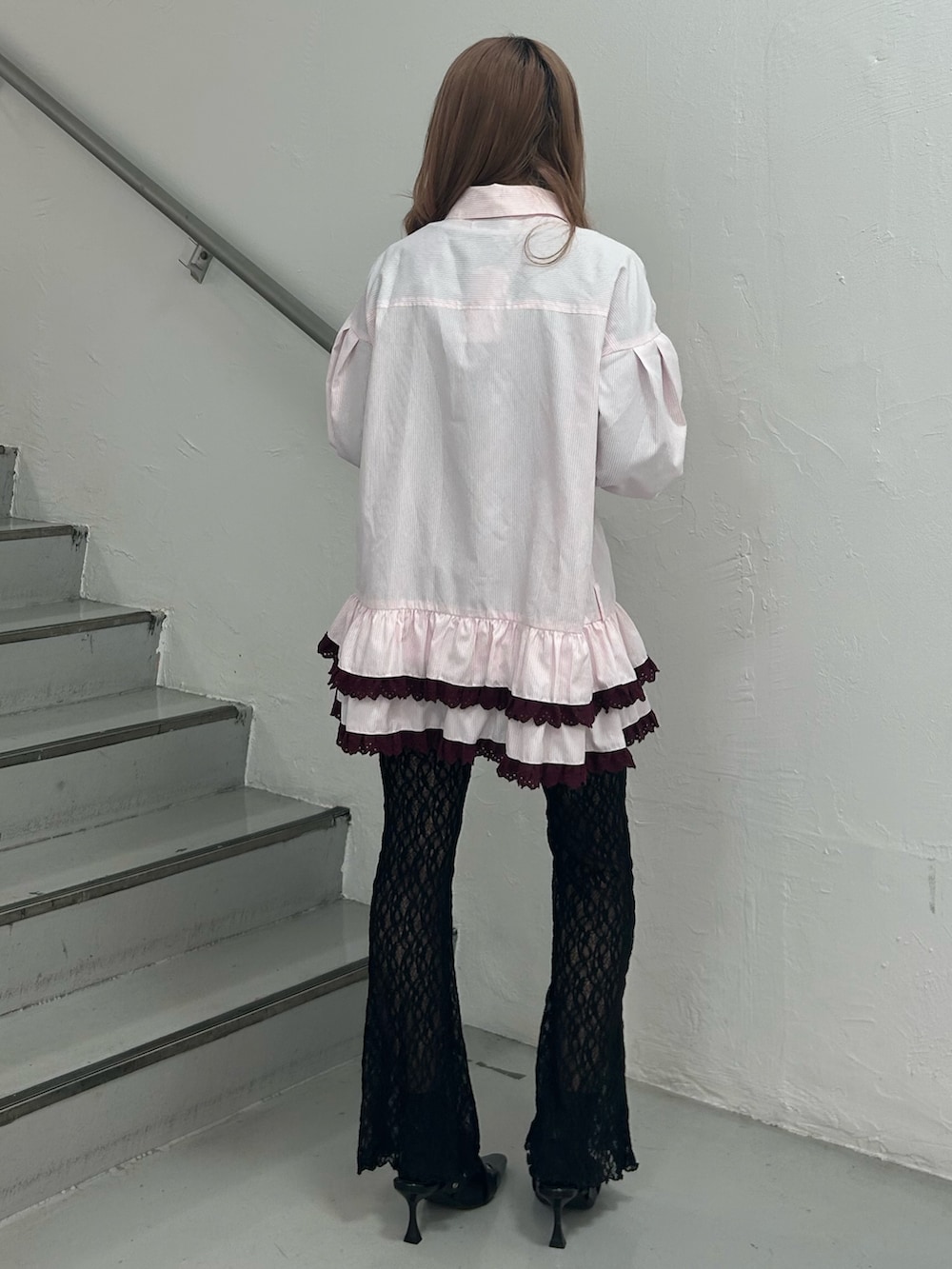 ピンク系のシャツ/ブラウス、ブラック系のその他パンツ、シルバー系のネックレスを着用したレディースの冬コーディネートの3枚目の写真