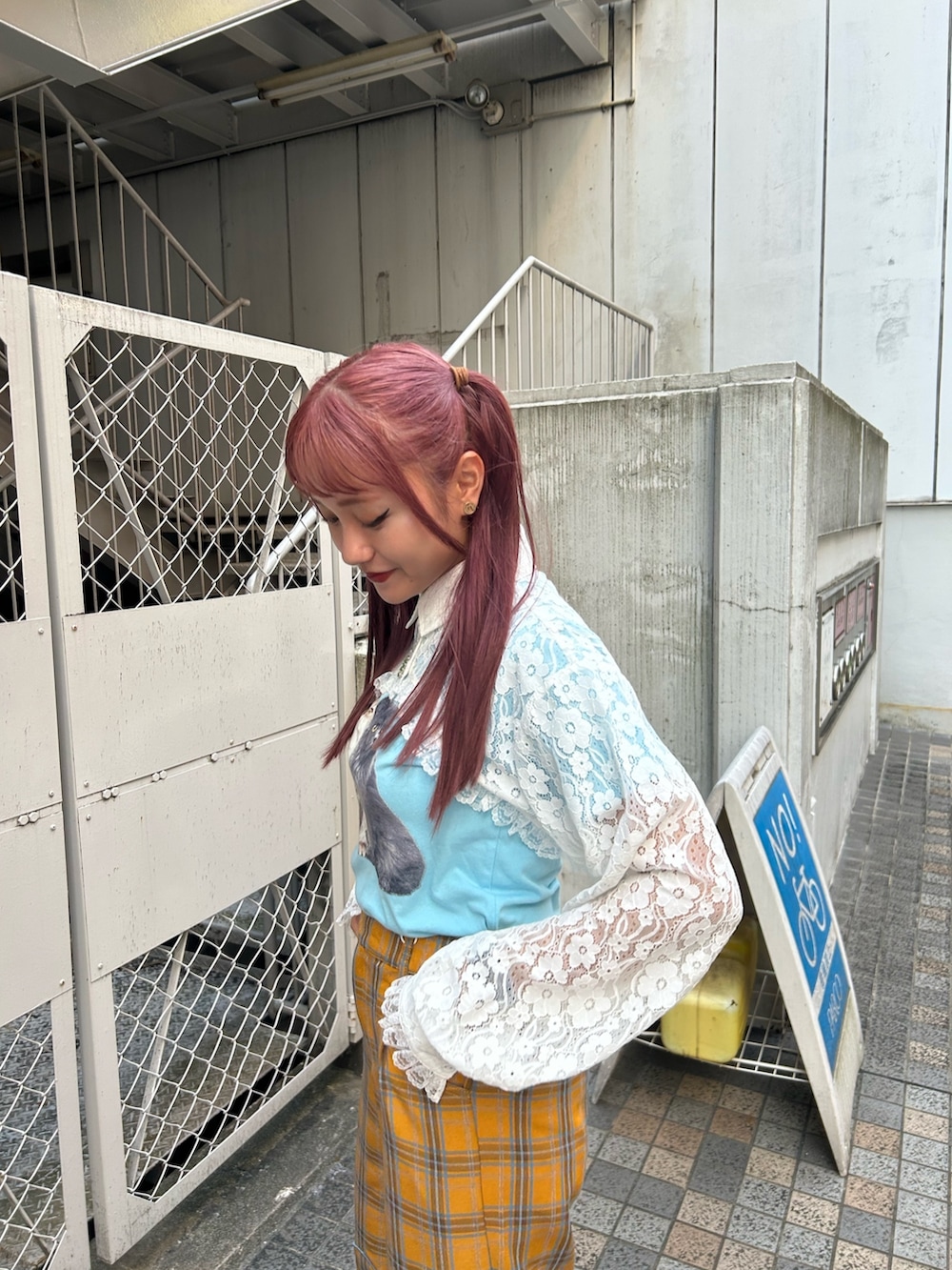 ブルー系のTシャツ/カットソー、イエロー系のその他パンツ、ホワイト系のシャツ/ブラウスを着用したレディースの夏コーディネートの5枚目の写真