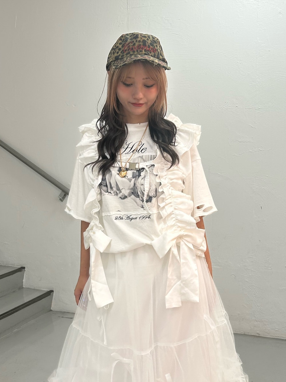 ホワイト系のTシャツ/カットソー、ホワイト系のスカート、ホワイト系のベルトを着用したレディースの夏コーディネートの4枚目の写真