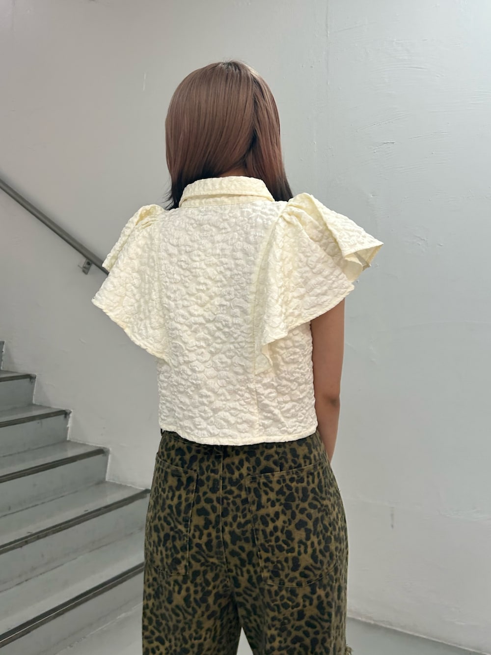 ホワイト系のシャツ/ブラウス、ブラウン系のその他パンツ、シルバー系のブレスレットを着用したレディースの夏コーディネートの6枚目の写真