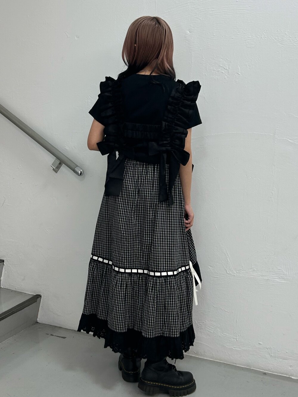 ブラック系のTシャツ/カットソー、ブラック系のスカート、シルバー系のネックレスを着用したレディースの夏コーディネートの3枚目の写真