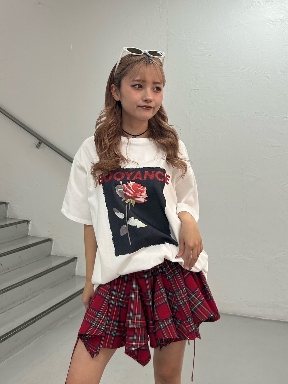 ホワイト系のTシャツ/カットソー、レッド系のスカート、シルバー系のチョーカーを着用したレディースの春コーディネートの4枚目の写真