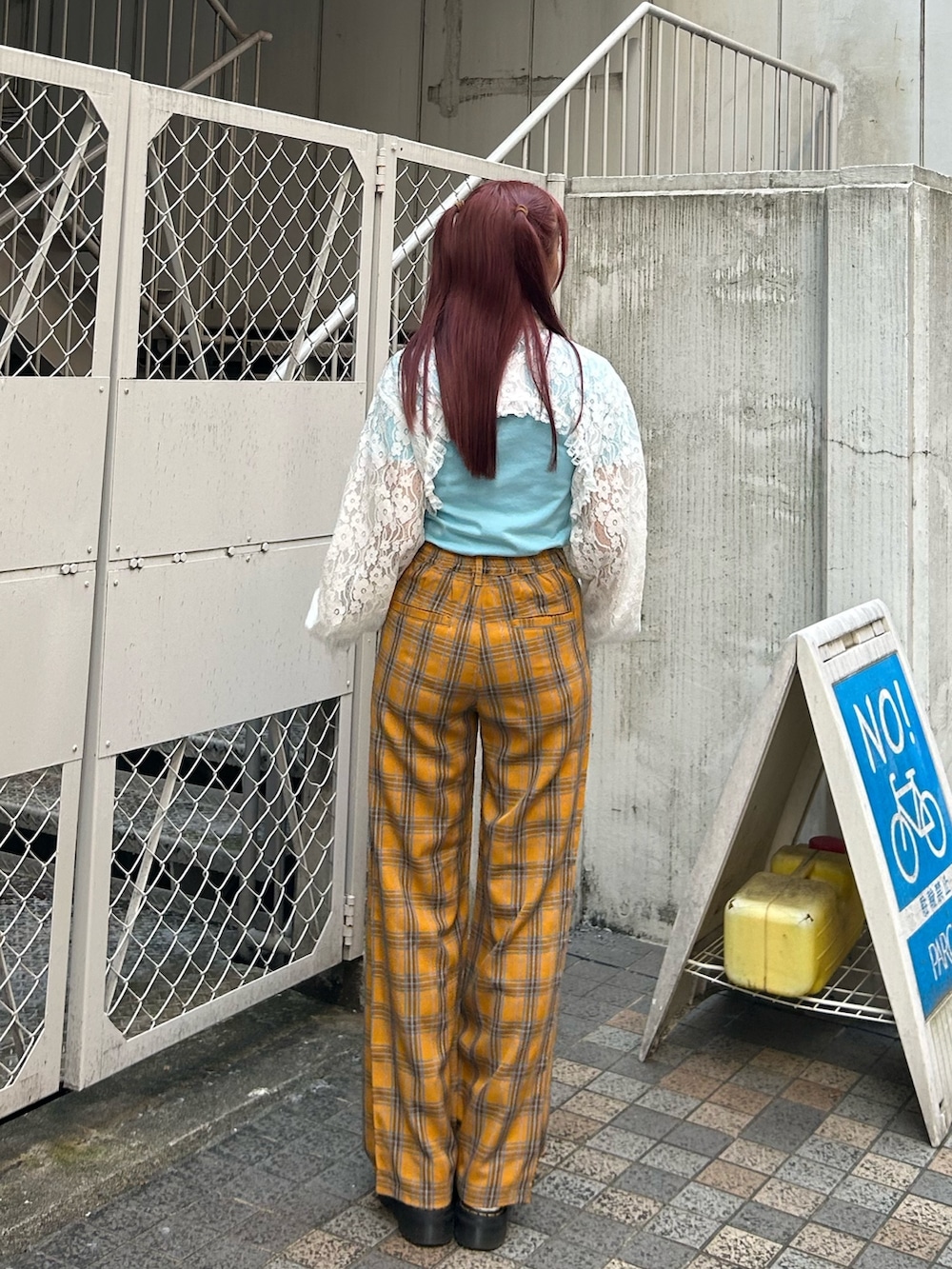 ブルー系のTシャツ/カットソー、イエロー系のその他パンツ、ホワイト系のシャツ/ブラウスを着用したレディースの夏コーディネートの3枚目の写真