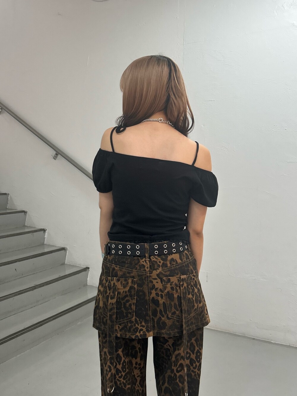 ブラック系のTシャツ/カットソー、ブラウン系のデニムパンツ、ブラック系のベルトを着用したレディースの夏コーディネートの6枚目の写真