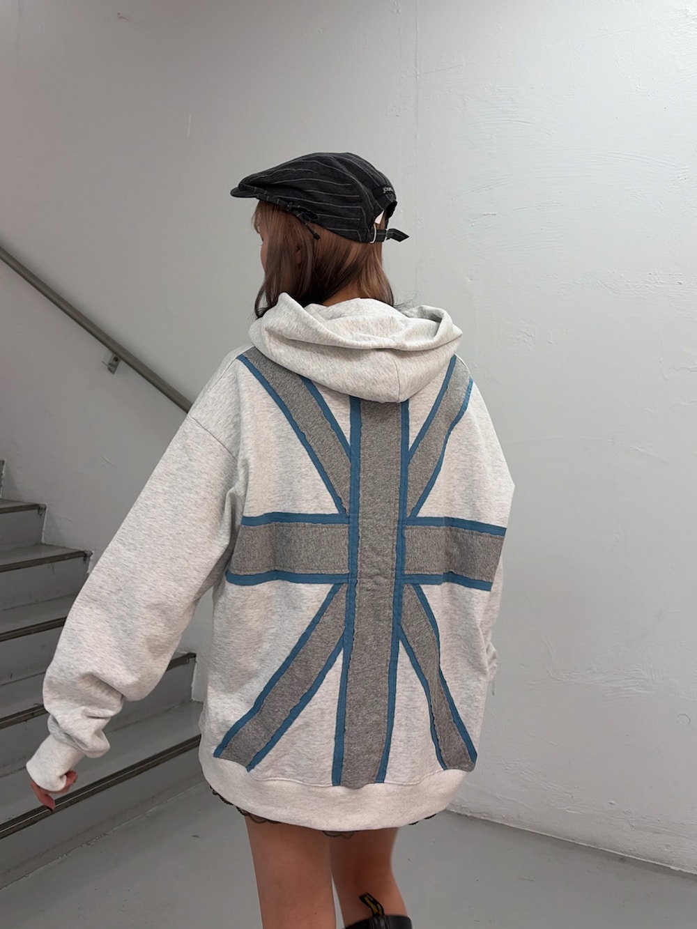 ホワイト系のパーカー、ブラウン系のスカートを着用したレディースの冬コーディネートの5枚目の写真