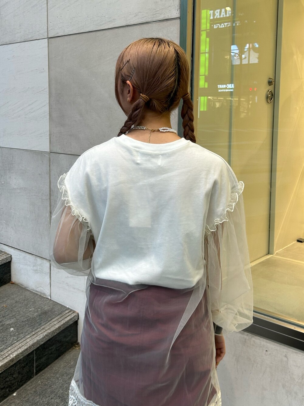 レッド系のスカート、ホワイト系のワンピースを着用したレディースの夏コーディネートの6枚目の写真
