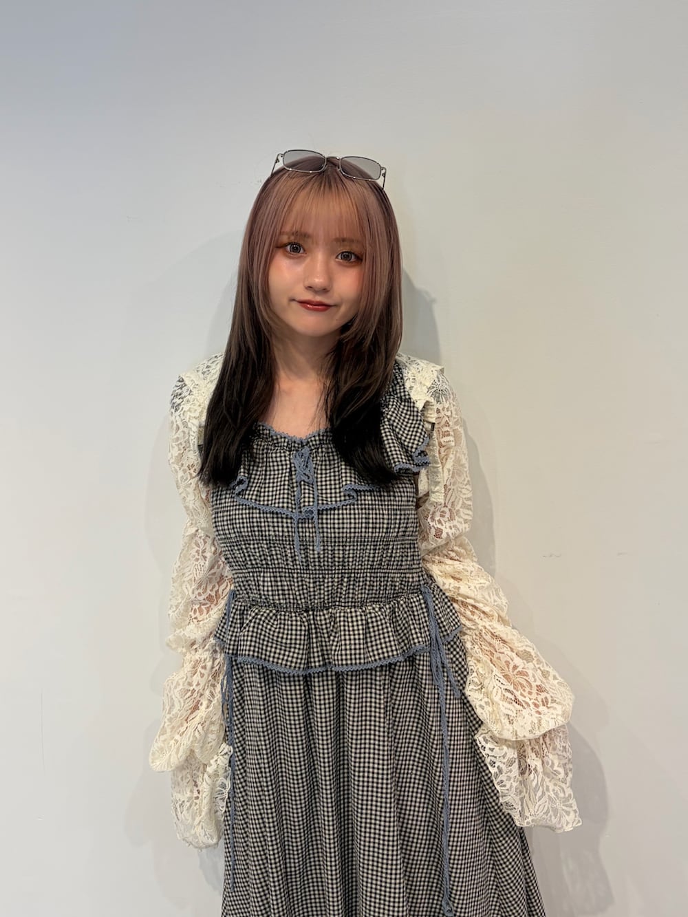 ホワイト系のカーディガン/ボレロ、ブラック系のワンピースを着用したレディースの春コーディネートの5枚目の写真