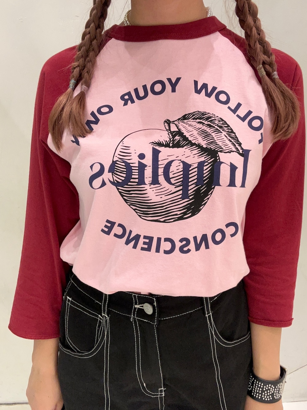ブラック系のその他パンツ、ピンク系のTシャツ/カットソー、ホワイト系のサンダルを着用したレディースの夏コーディネートの7枚目の写真
