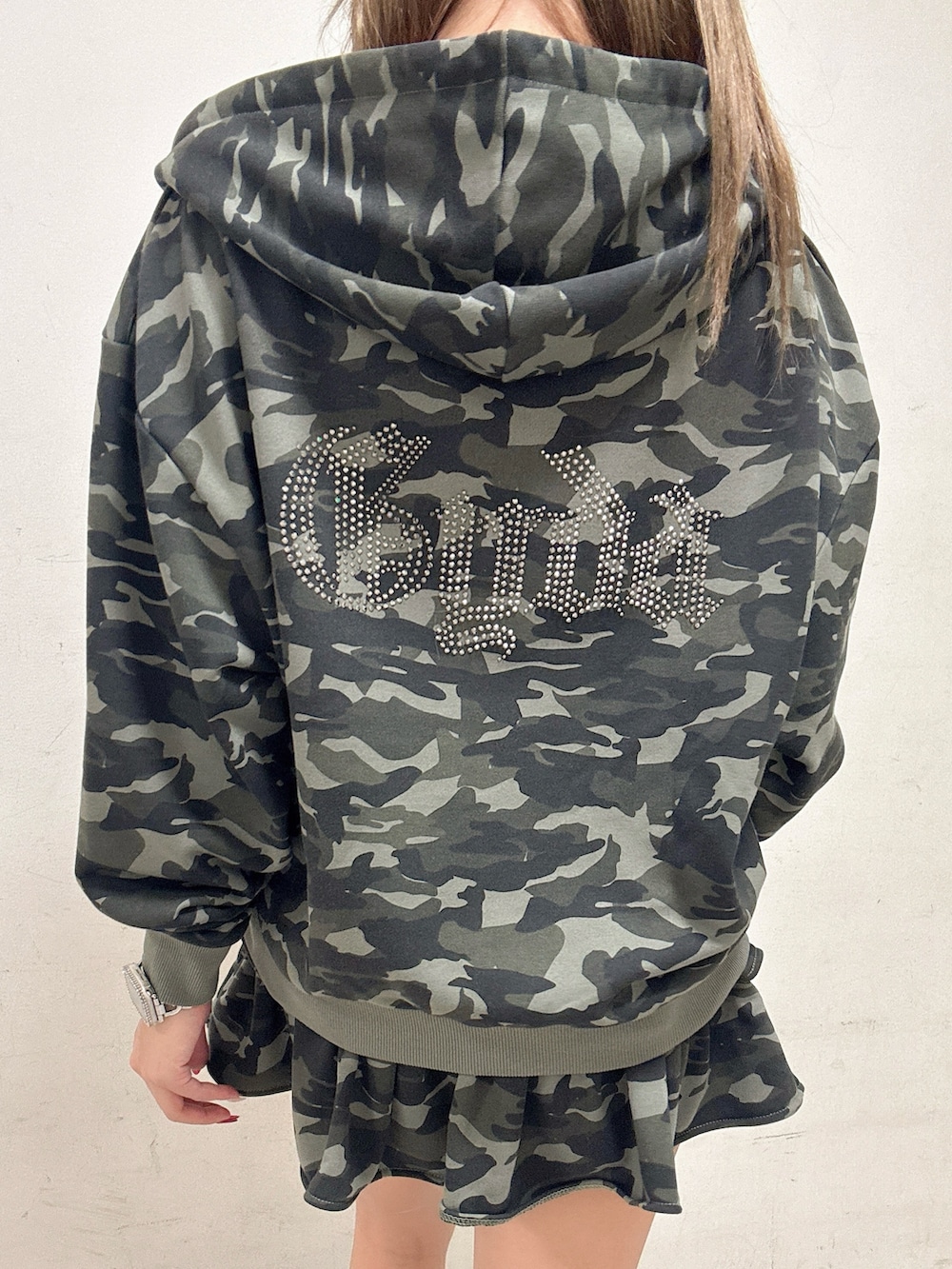 その他のパーカー、その他のスカート、ブラック系のブーツを着用したレディースの冬コーディネートの5枚目の写真