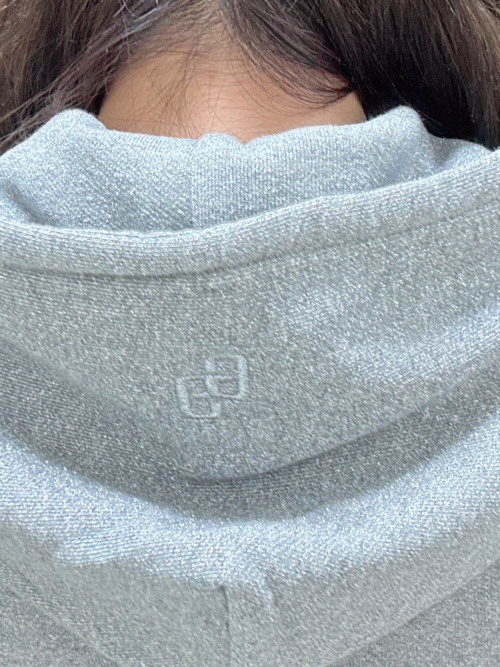 グレー系のTシャツ/カットソー、ブルー系のデニムパンツ、ホワイト系のパンプスを着用したレディースの夏コーディネートの5枚目の写真