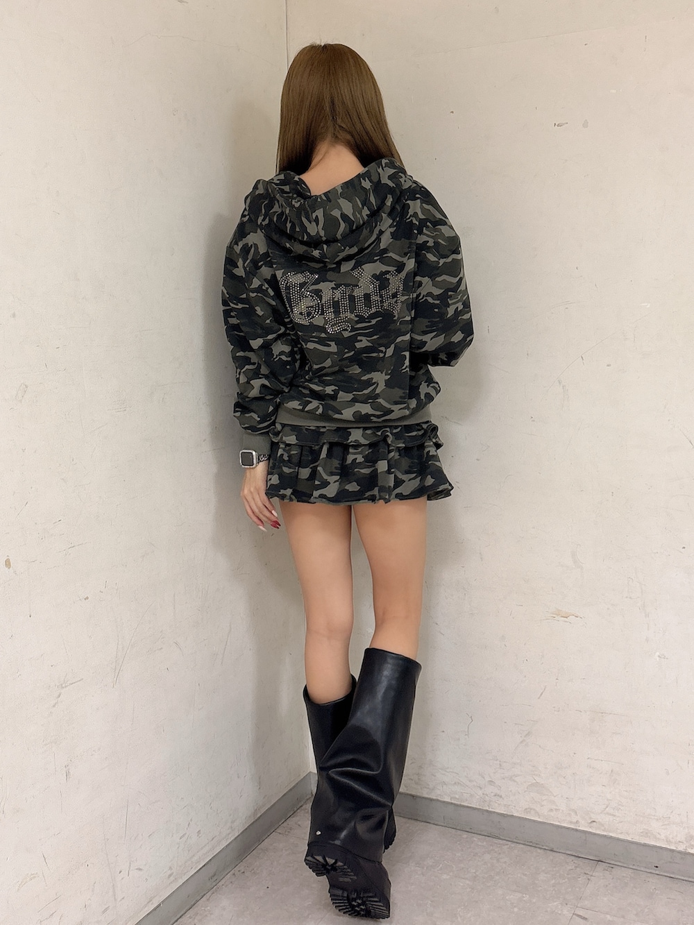 その他のパーカー、その他のスカート、ブラック系のブーツを着用したレディースの冬コーディネートの3枚目の写真