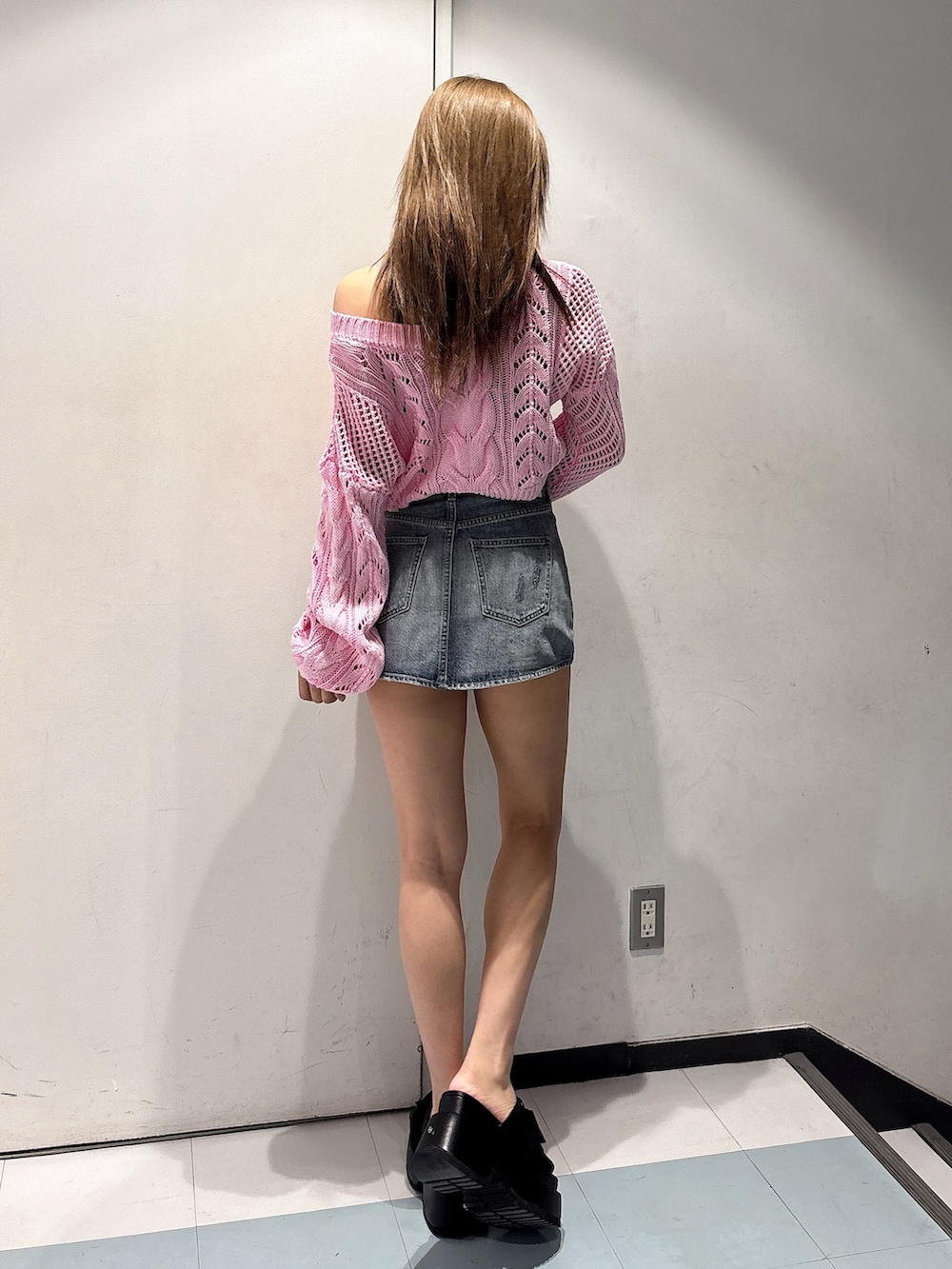 ブラック系のサンダル、ブルー系のデニムスカート、ピンク系のニット/セーターを着用したレディースの春コーディネートの3枚目の写真