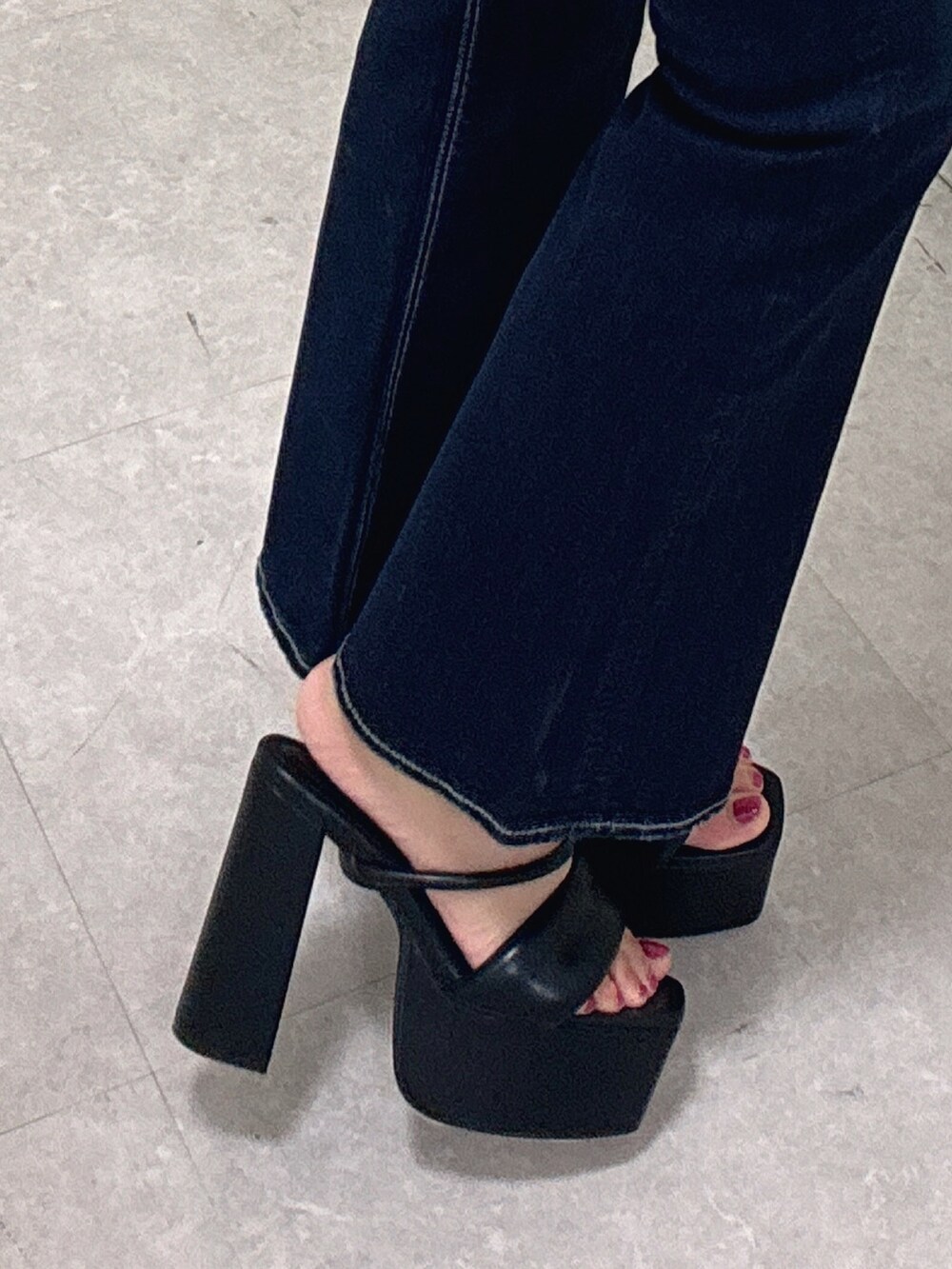 ブルー系のデニムパンツ、ブラック系のサンダル、ブラック系のシャツ/ブラウスを着用したレディースの春コーディネートの7枚目の写真