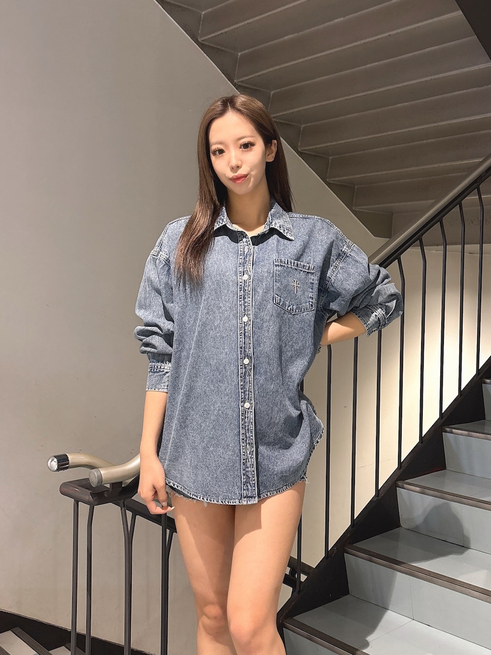 ブルー系のシャツ/ブラウス、ブルー系のデニムパンツ、ホワイト系のサンダルを着用したレディースの春コーディネートの3枚目の写真