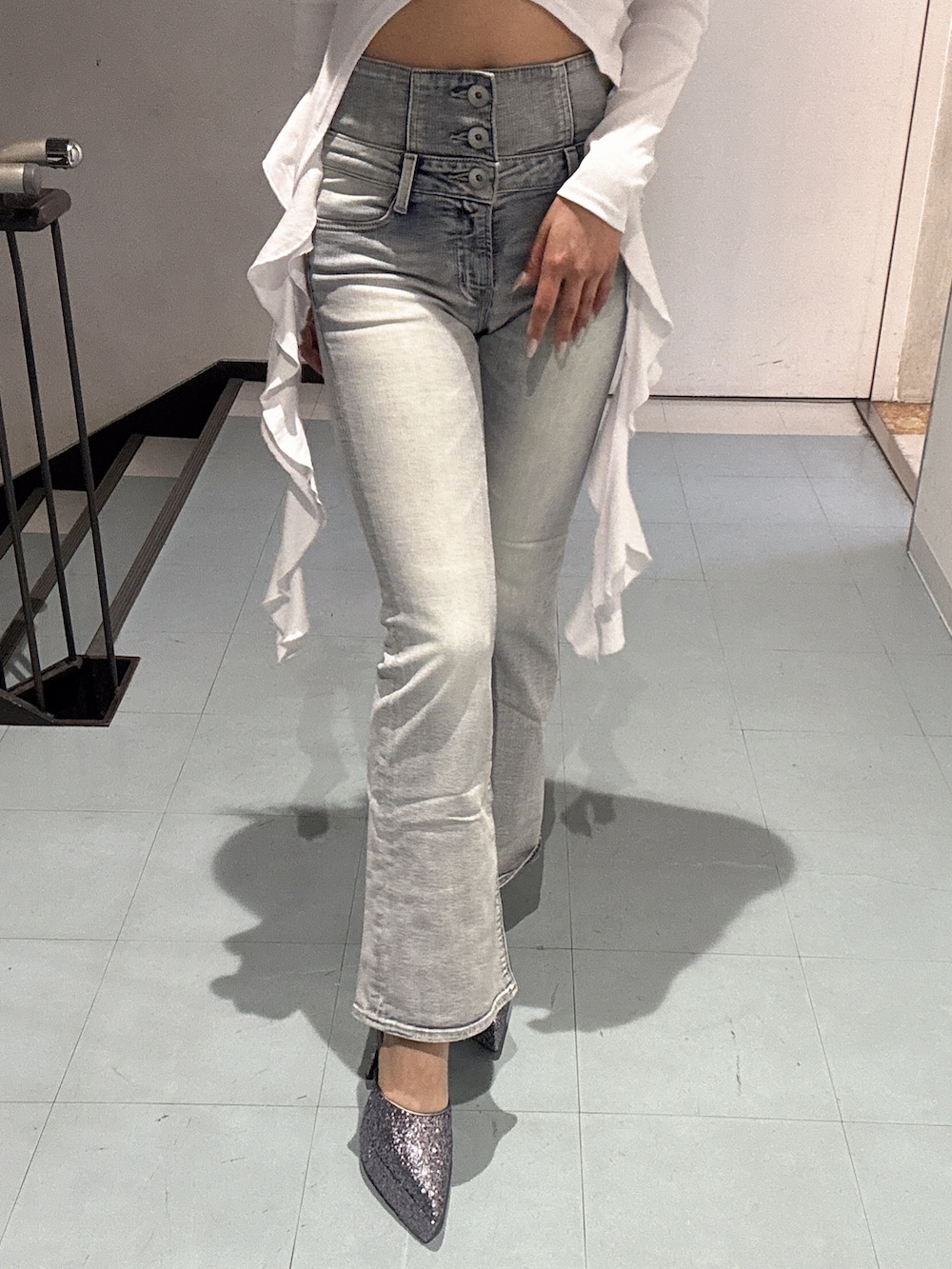 ホワイト系のTシャツ/カットソー、ブルー系のデニムパンツ、グレー系のパンプスを着用したレディースの春コーディネートの5枚目の写真