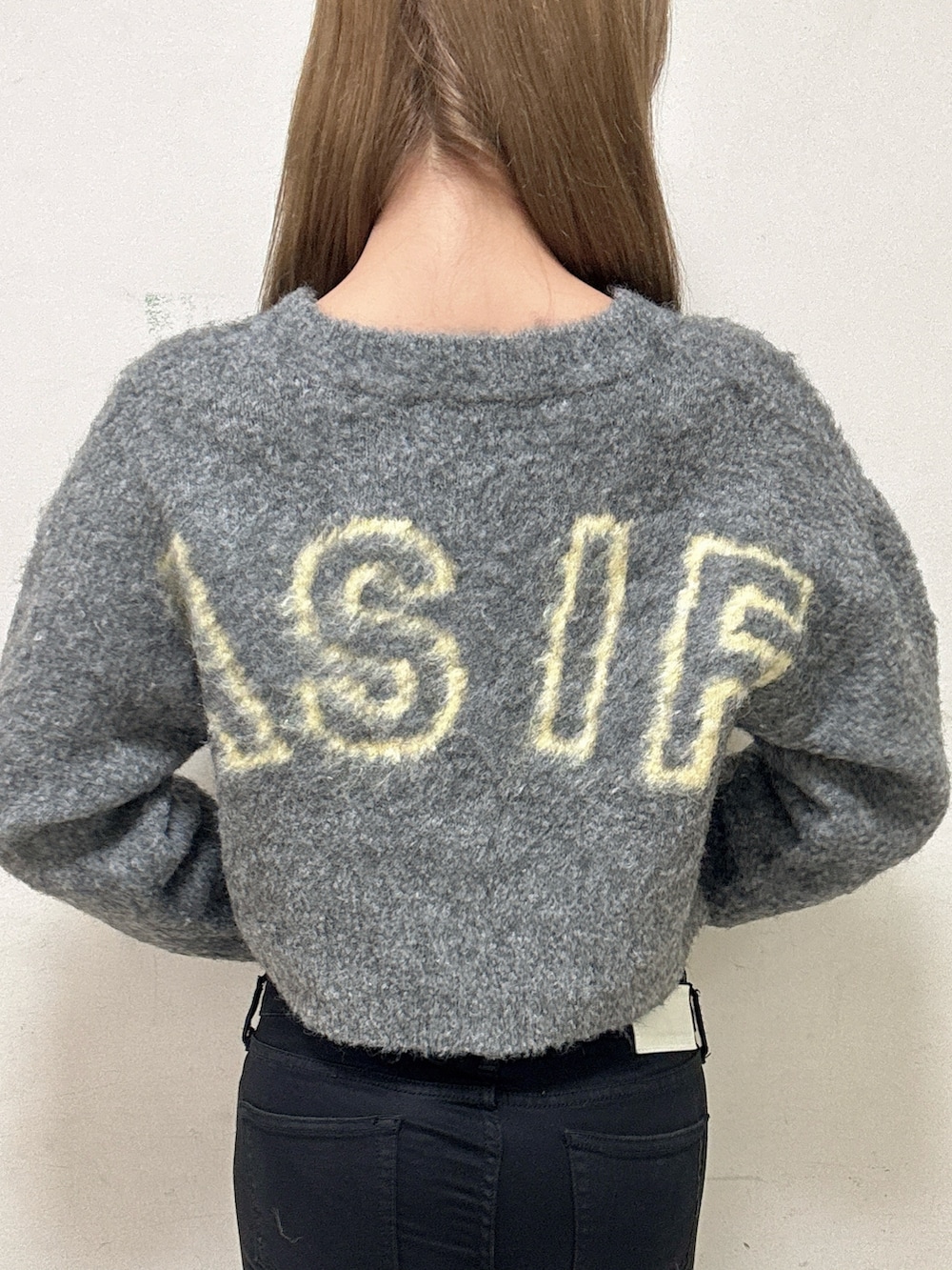 グレー系のカーディガン/ボレロ、ブラック系のデニムパンツ、ブラック系のパンプスを着用したレディースの秋コーディネートの5枚目の写真