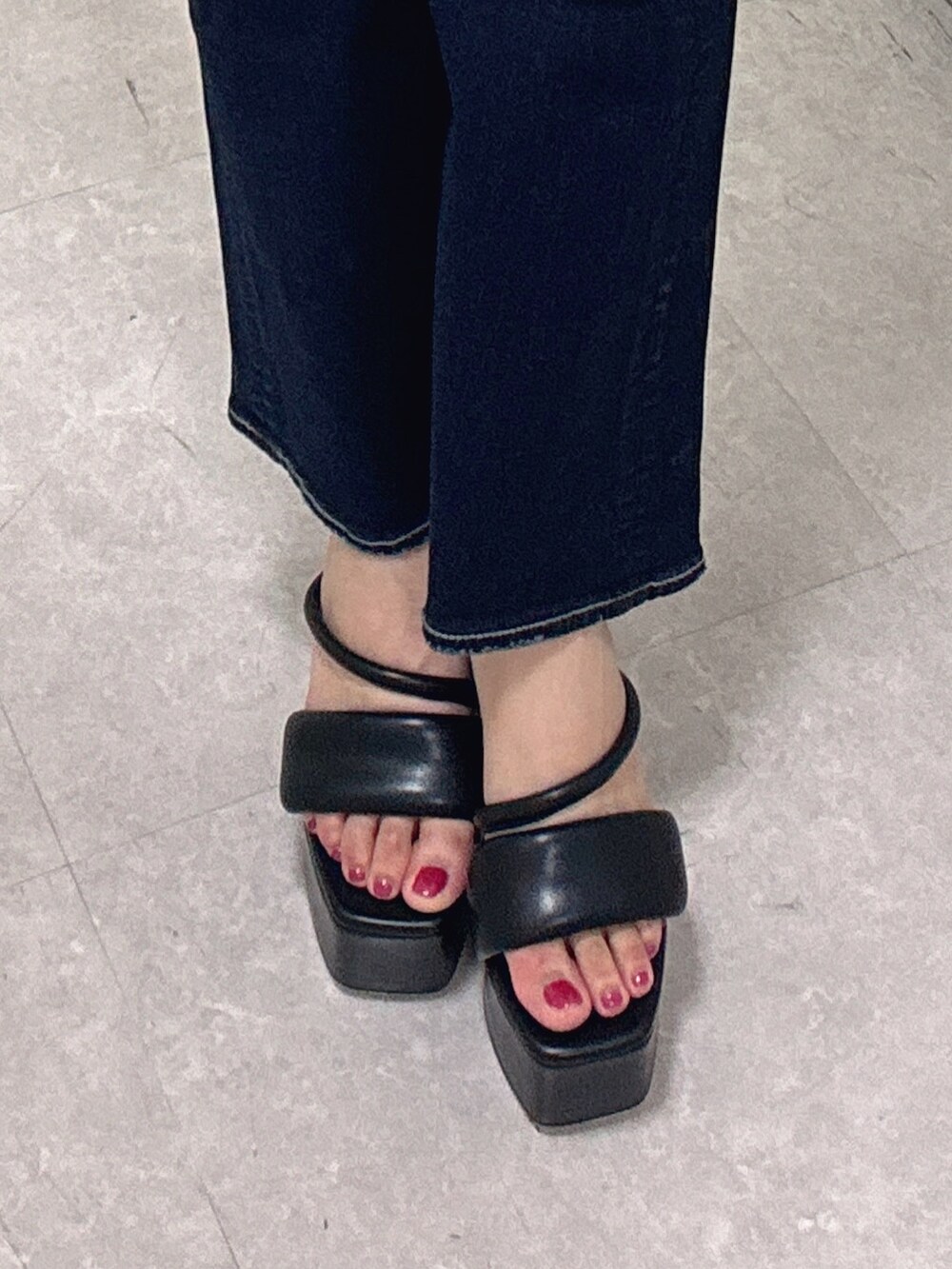 ブルー系のデニムパンツ、ブラック系のサンダル、ブラック系のシャツ/ブラウスを着用したレディースの春コーディネートの6枚目の写真