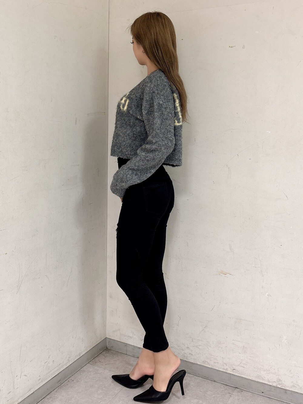 グレー系のカーディガン/ボレロ、ブラック系のデニムパンツ、ブラック系のパンプスを着用したレディースの秋コーディネートの2枚目の写真