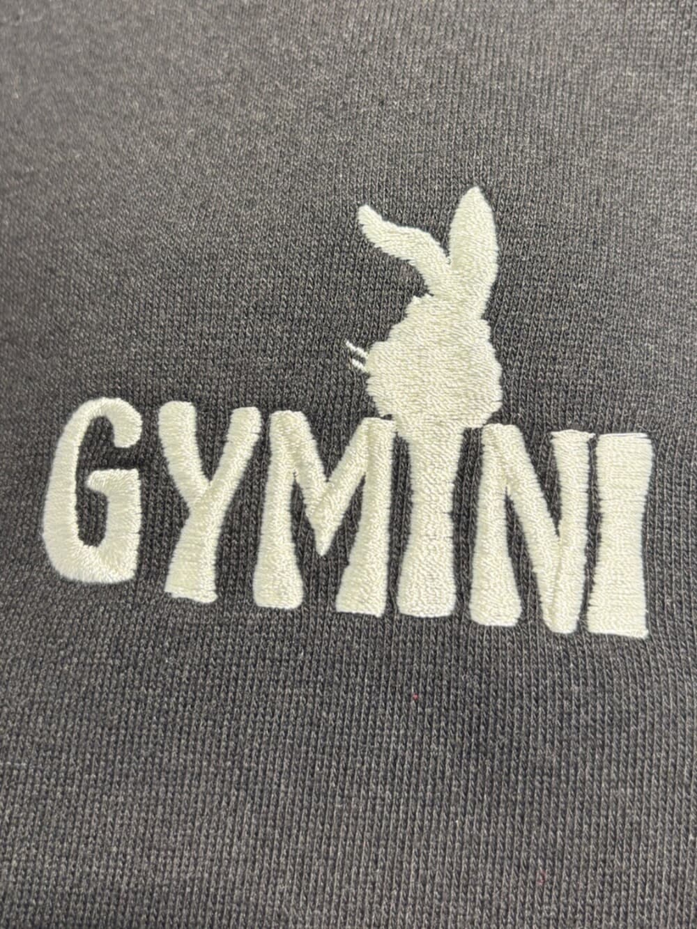 ブラック系のスウェット、ブラック系のスウェットパンツ、ブラック系のブーツを着用したレディースの冬コーディネートの4枚目の写真